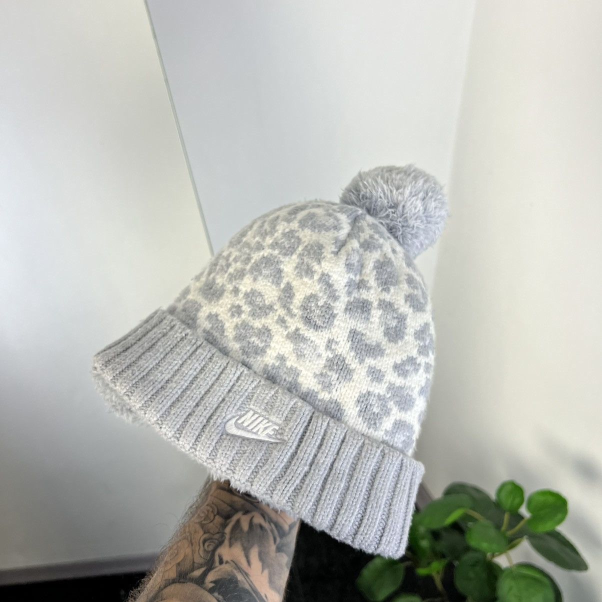 Nike Nike Mini Logo Teddy Fleece Beanie Hat Streetwear Style Size ONE SIZE - 1 Thumbnail