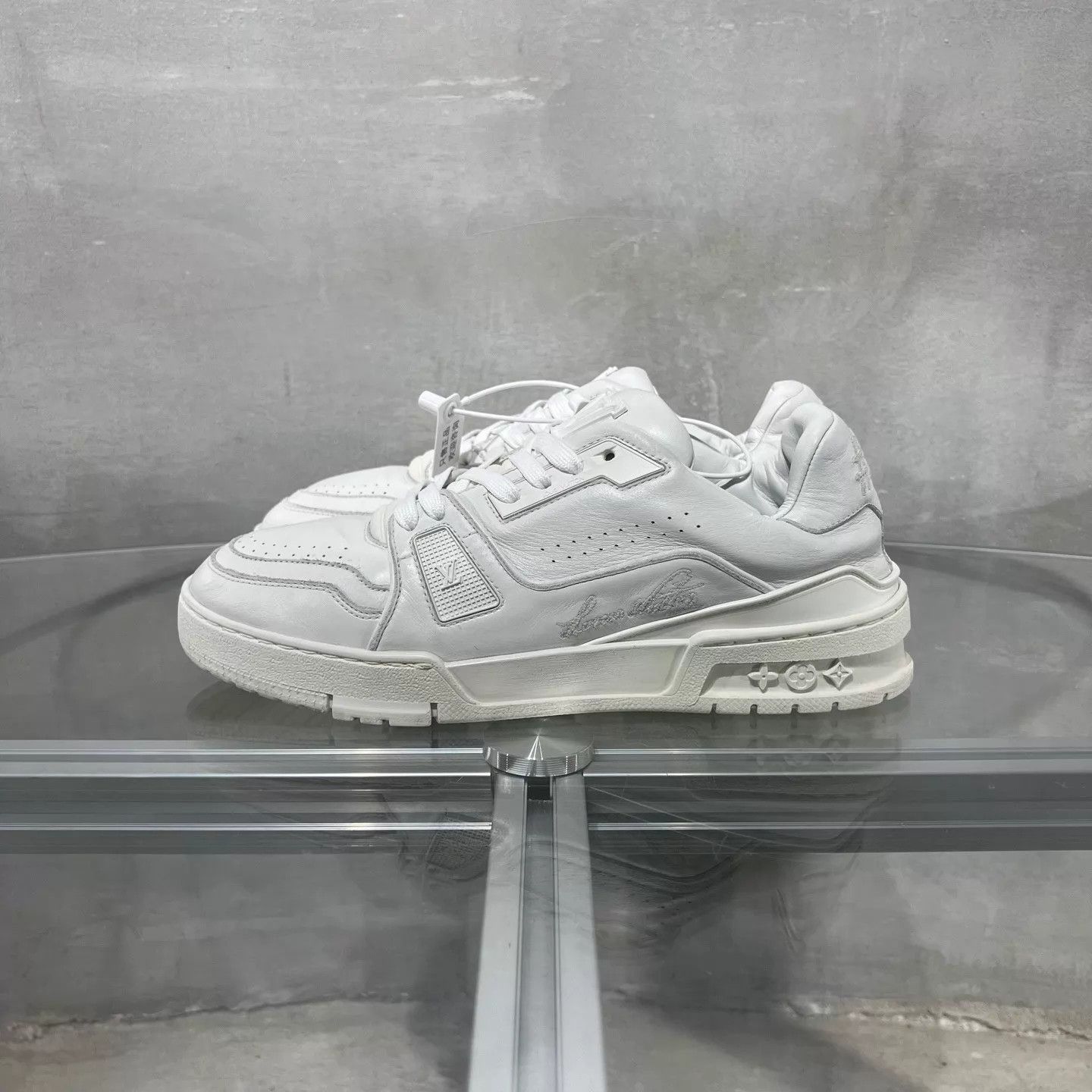 Louis Vuitton Louis Vuitton Trainer White Distressed UK6 40 Size US 7 / EU 40 - 3 Thumbnail