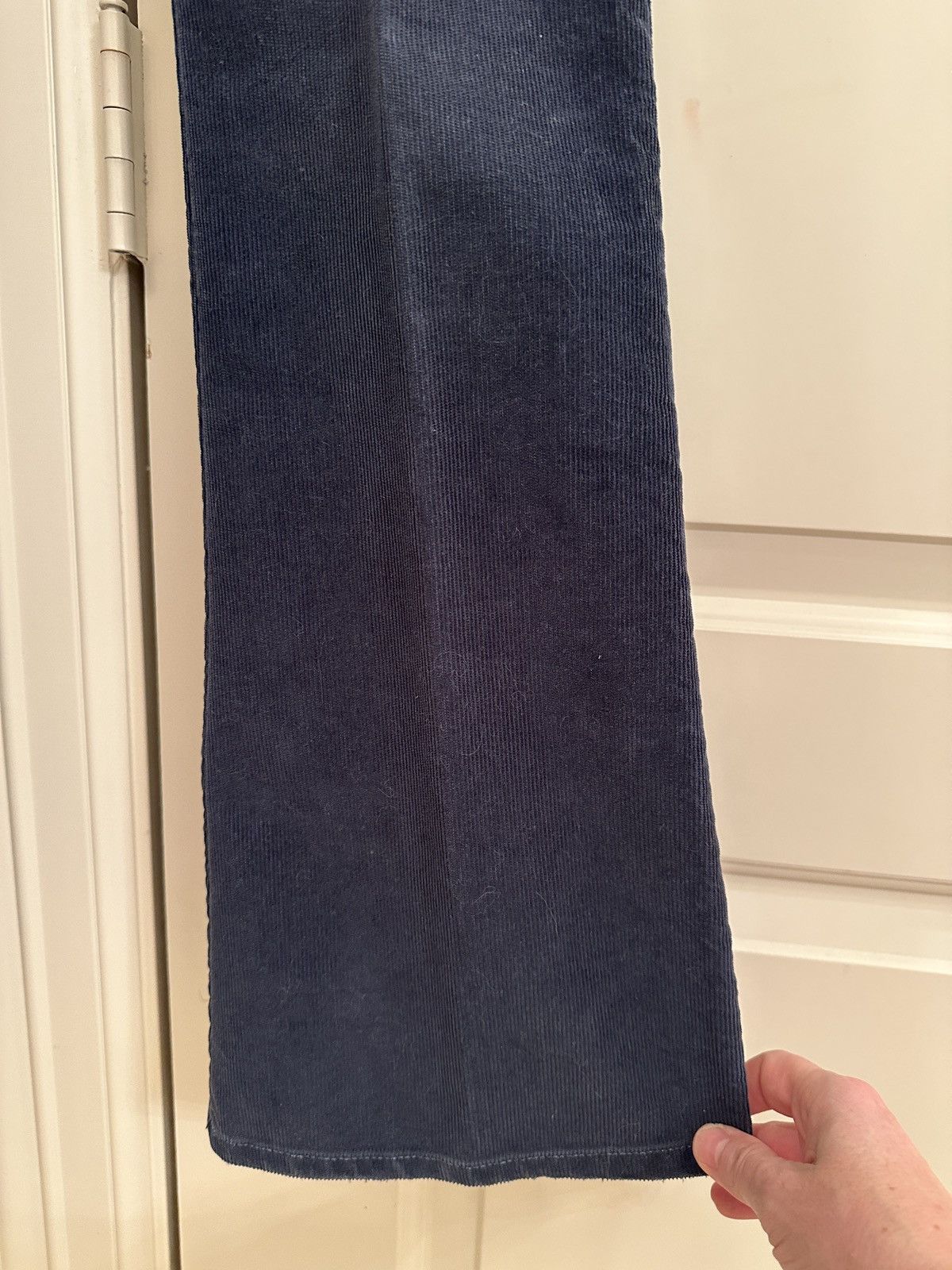 Abercrombie & Fitch Women’s Abercrombie & Fitch navy blue corduroy pants. Size 4 Size 27" / US 4 / IT 40 - 5 Thumbnail