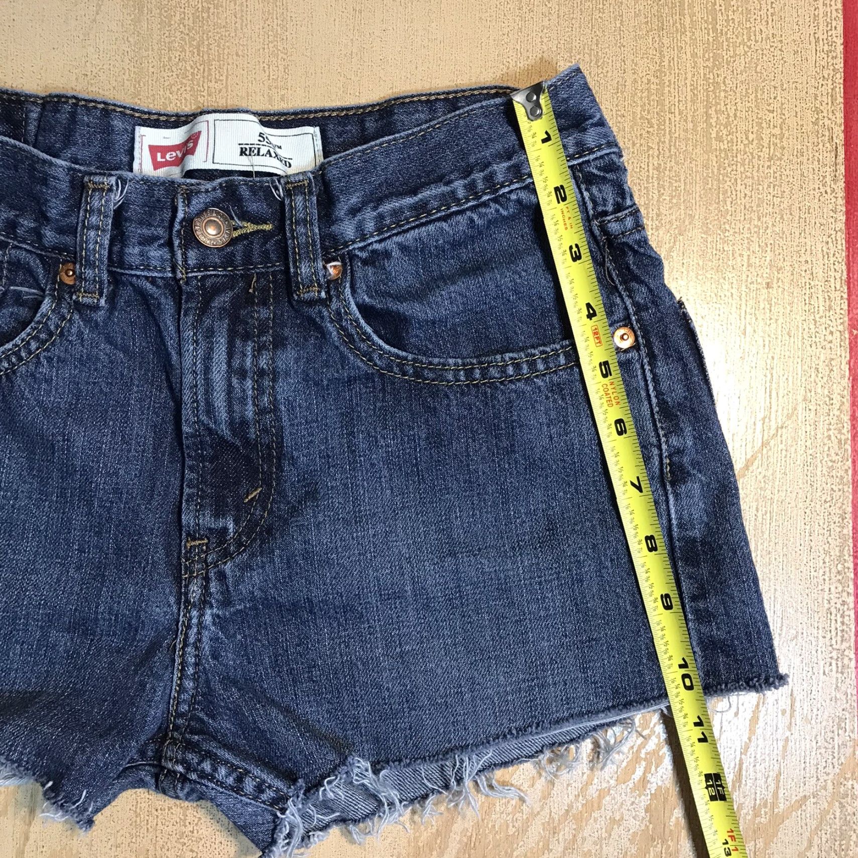 Levi's VINTAGE Levis 550 Shorts Women Measured 26 x 2 Inseam Medium Wash Blue Relaxed Fit 25x2 Size 26" / US 2 / IT 38 - 6 Thumbnail