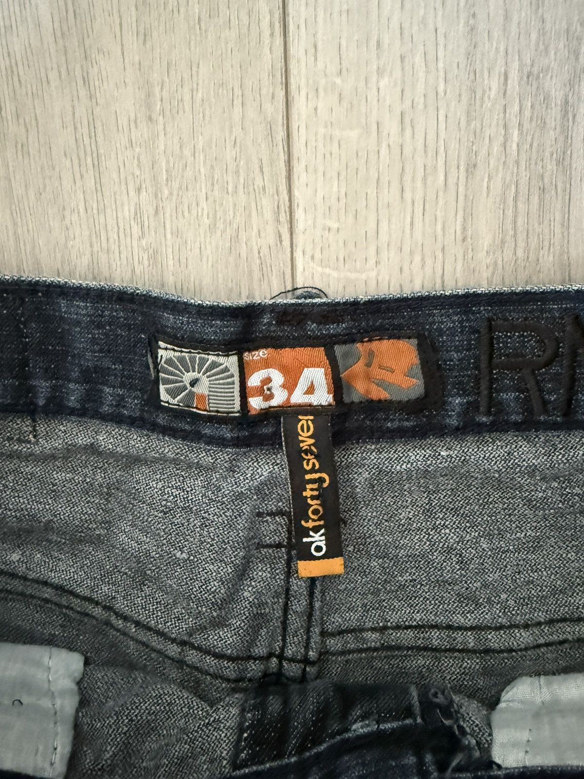 Akademiks Late 2000s Akademiks Baggy Hip Hop Embossed Jeans (34x32) Size US 34 / EU 50 - 5 Thumbnail