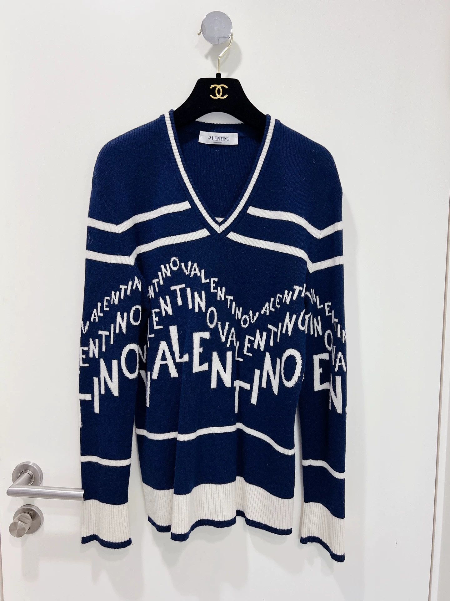 Valentino Valentino Runway V-Neck Sweater Size US S / EU 44-46 / 1 - 1 Thumbnail