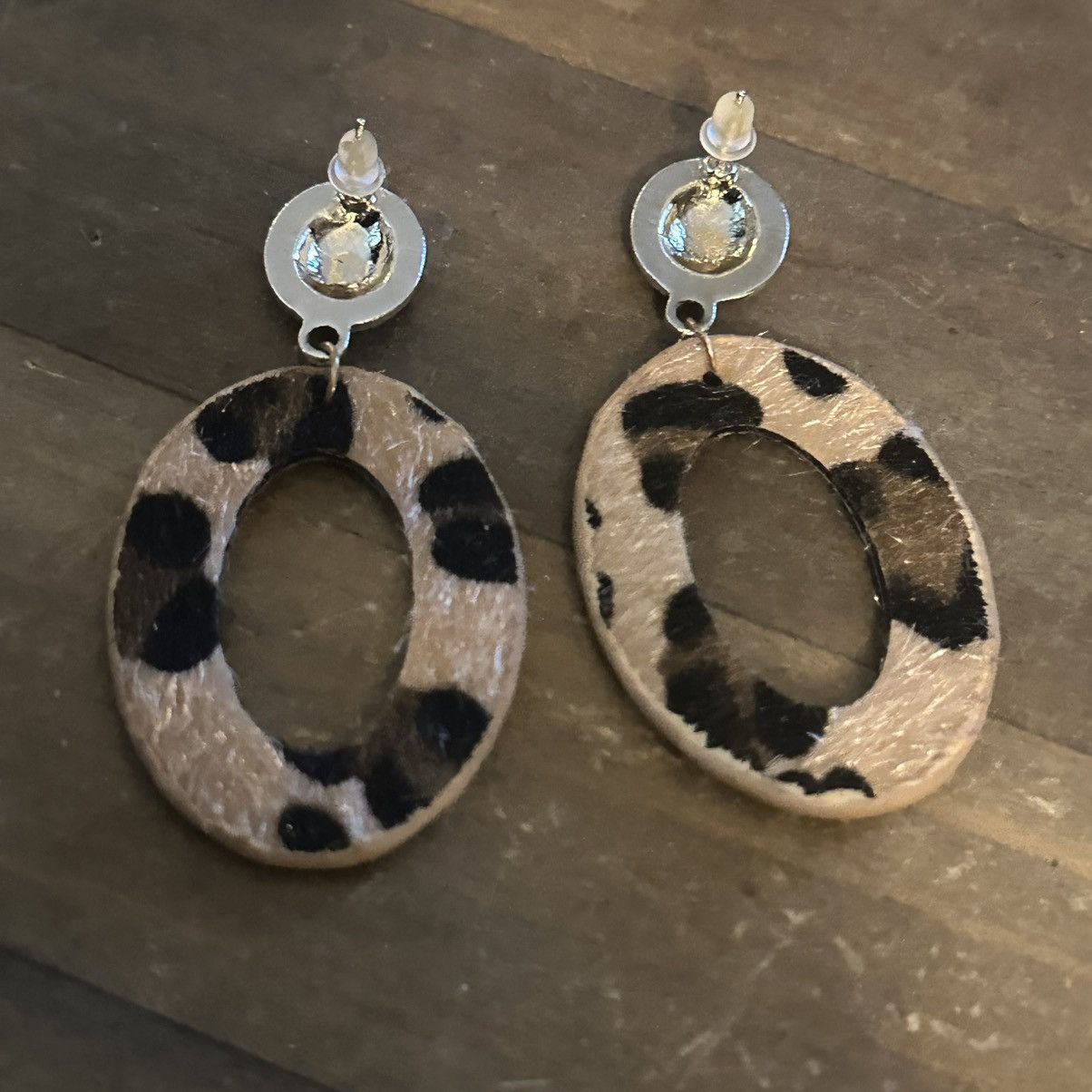 Other Suede leopard print oval hoop earrings Size ONE SIZE - 4 Thumbnail