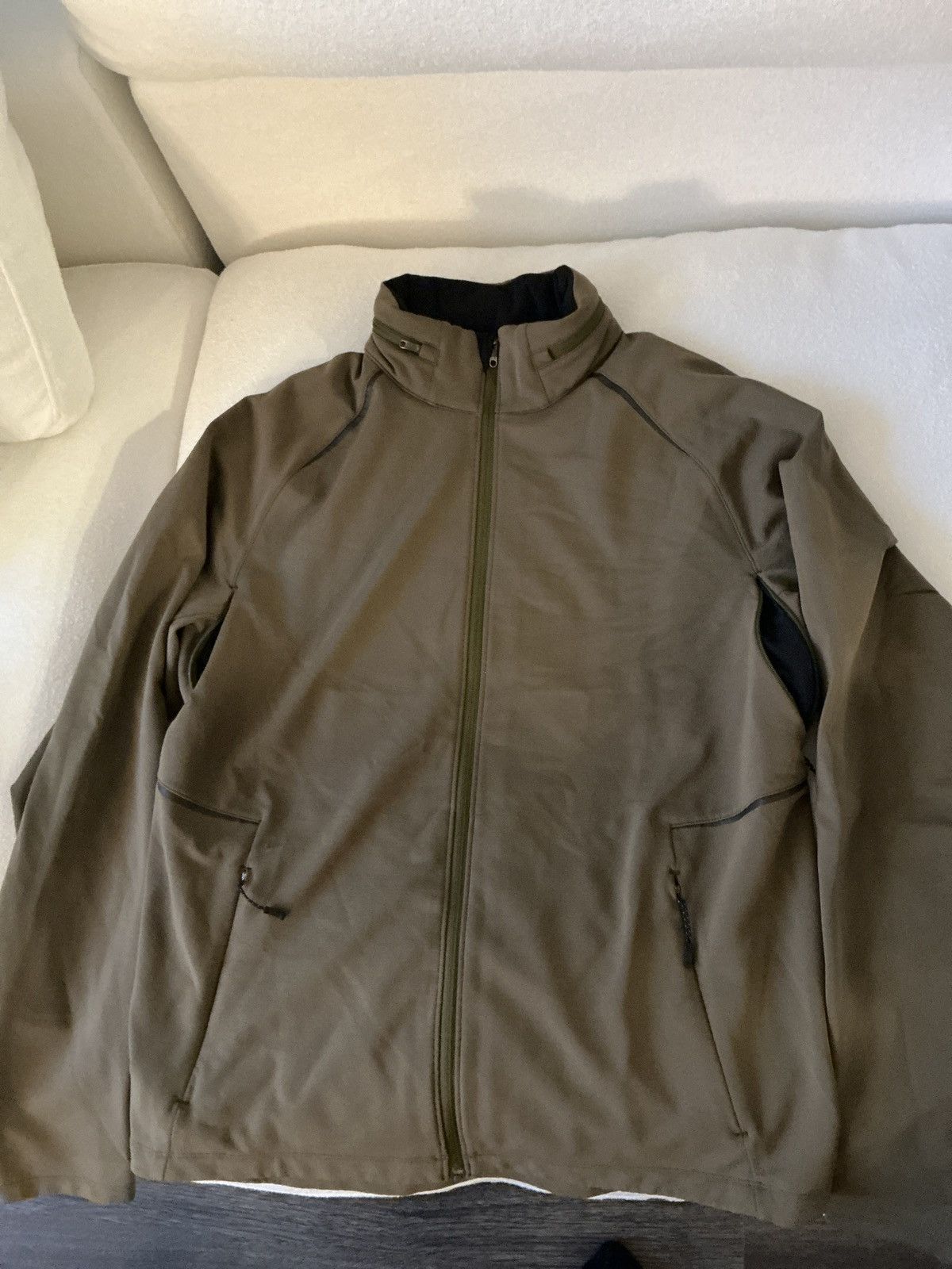 Lululemon Mens Lululemon zip up. HIDEAWAY hood. Large Size US L / EU 52-54 / 3 - 1 Preview