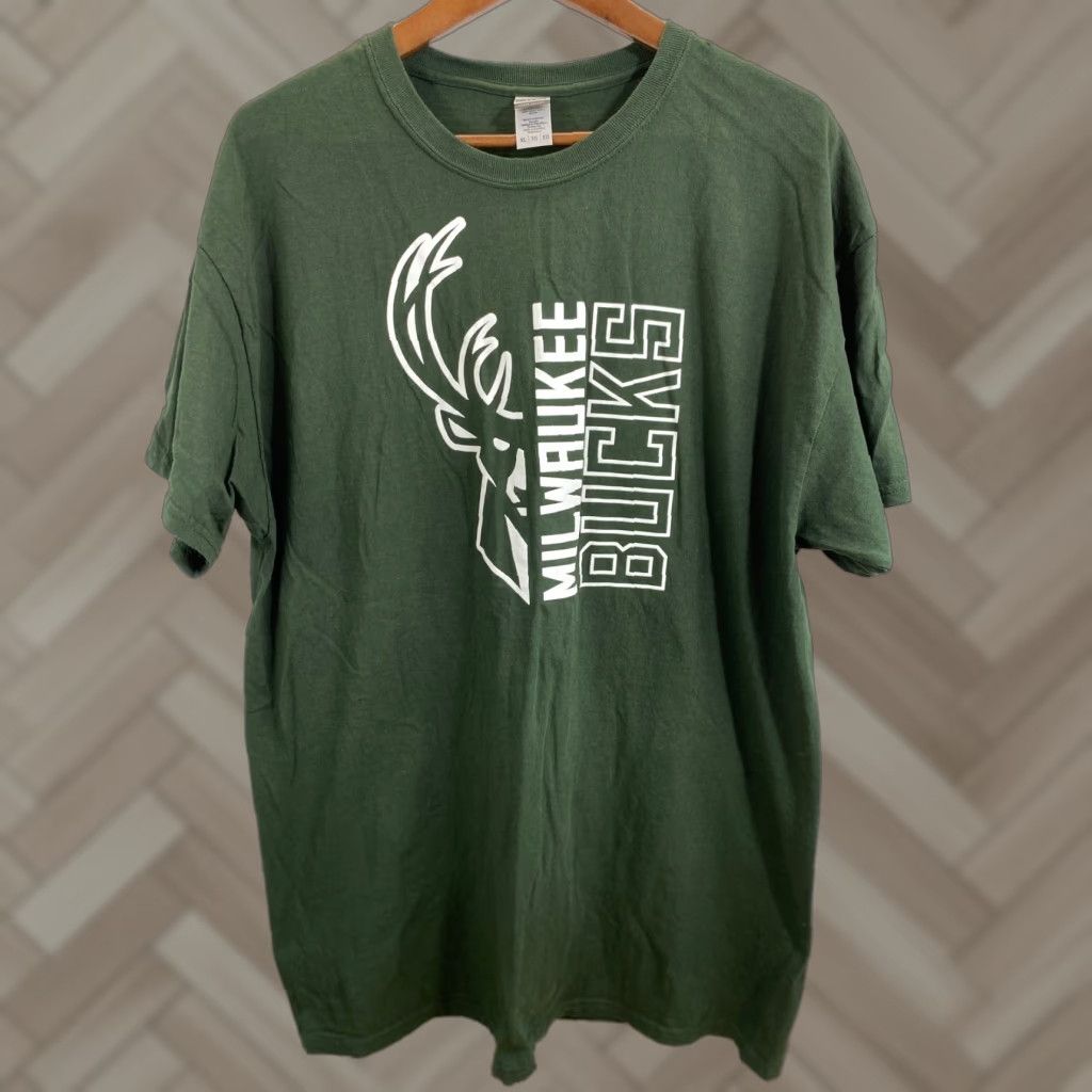 Gildan Gildan Mens Green Milwaukee Bucks T-shirt Size XL NBA Basketball Distress #1520 Size US XL / EU 56 / 4 - 1 Thumbnail