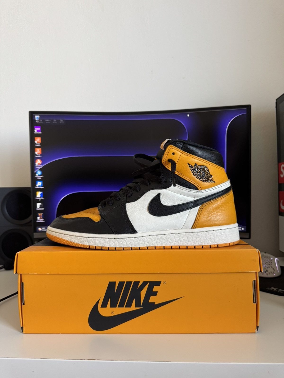 Air Jordan 1 High Taxi
