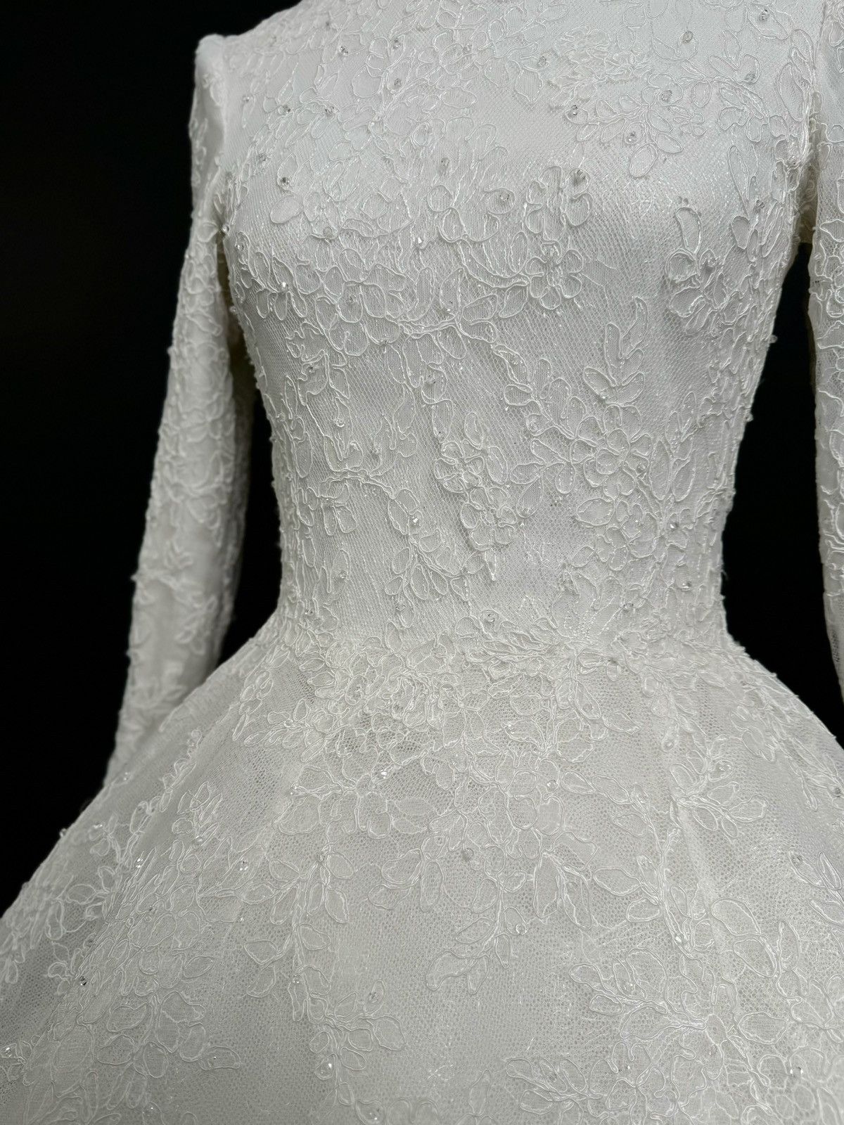 Other Preloved US 2 Anna Augusta Embroidered Lace Wedding Gown Size XS / US 0-2 / IT 36-38 - 5 Thumbnail