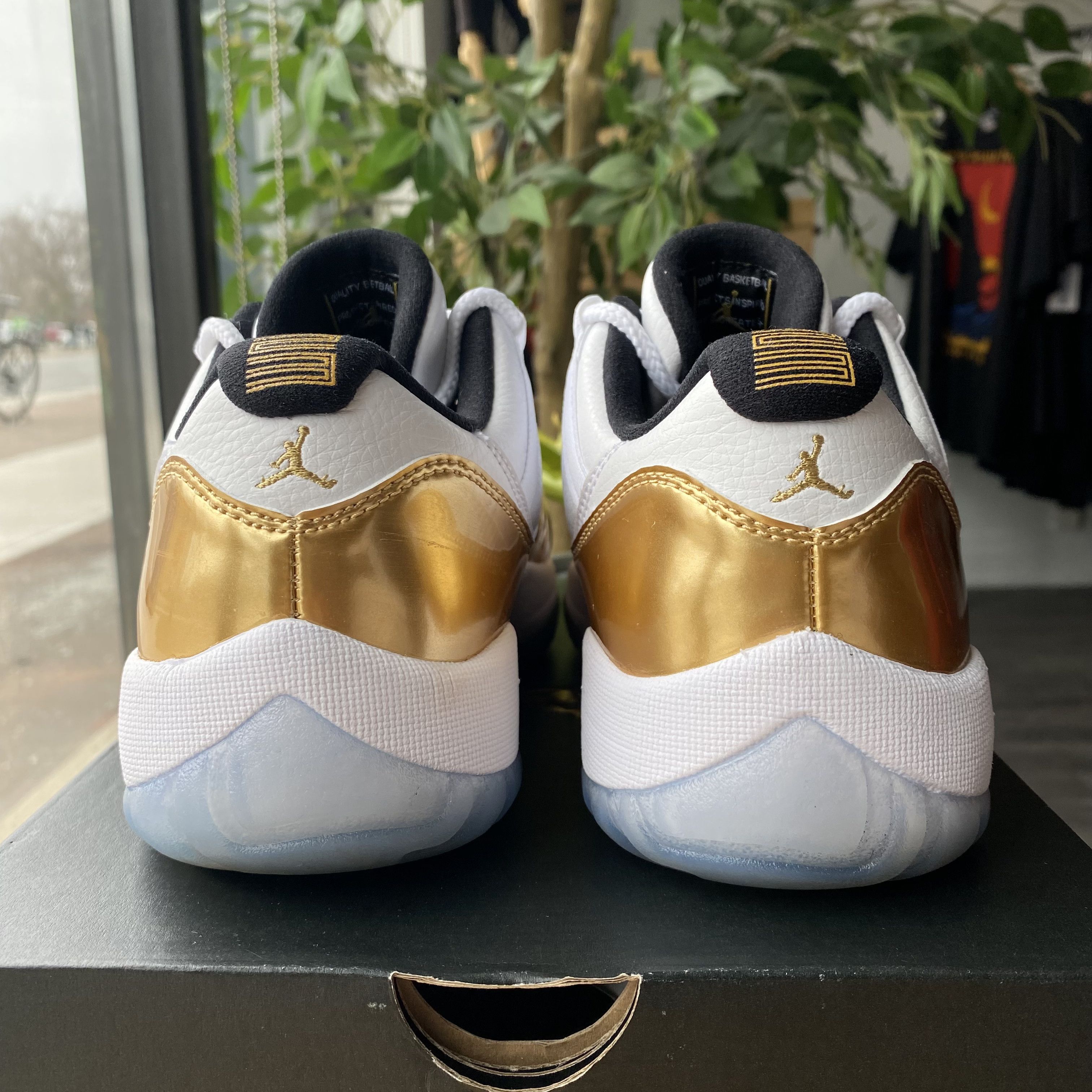 Jordan Brand Air Jordan 11 Low "Closing Ceremony" Size US 8.5 / EU 41-42 - 3 Thumbnail