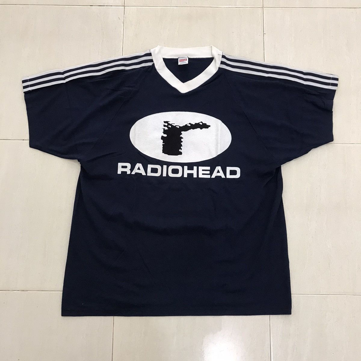 Band Tees Vintage 90s Radio Head Vneck Tees Size US XL / EU 56 / 4 - 1 Thumbnail