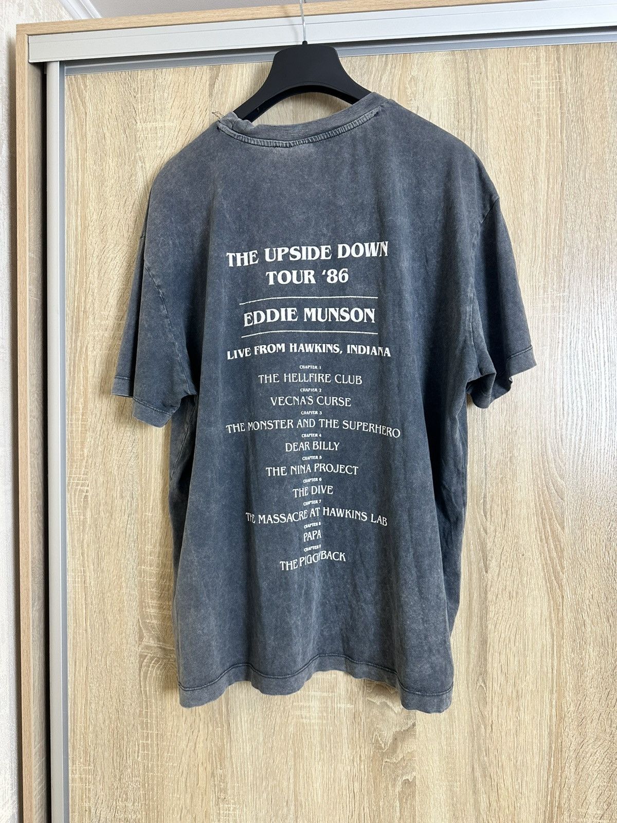 Vintage 🔥 Stranger Things Eddie Munson The Upside Down Tour 86 Shirt Size US M / EU 48-50 / 2 - 5 Thumbnail