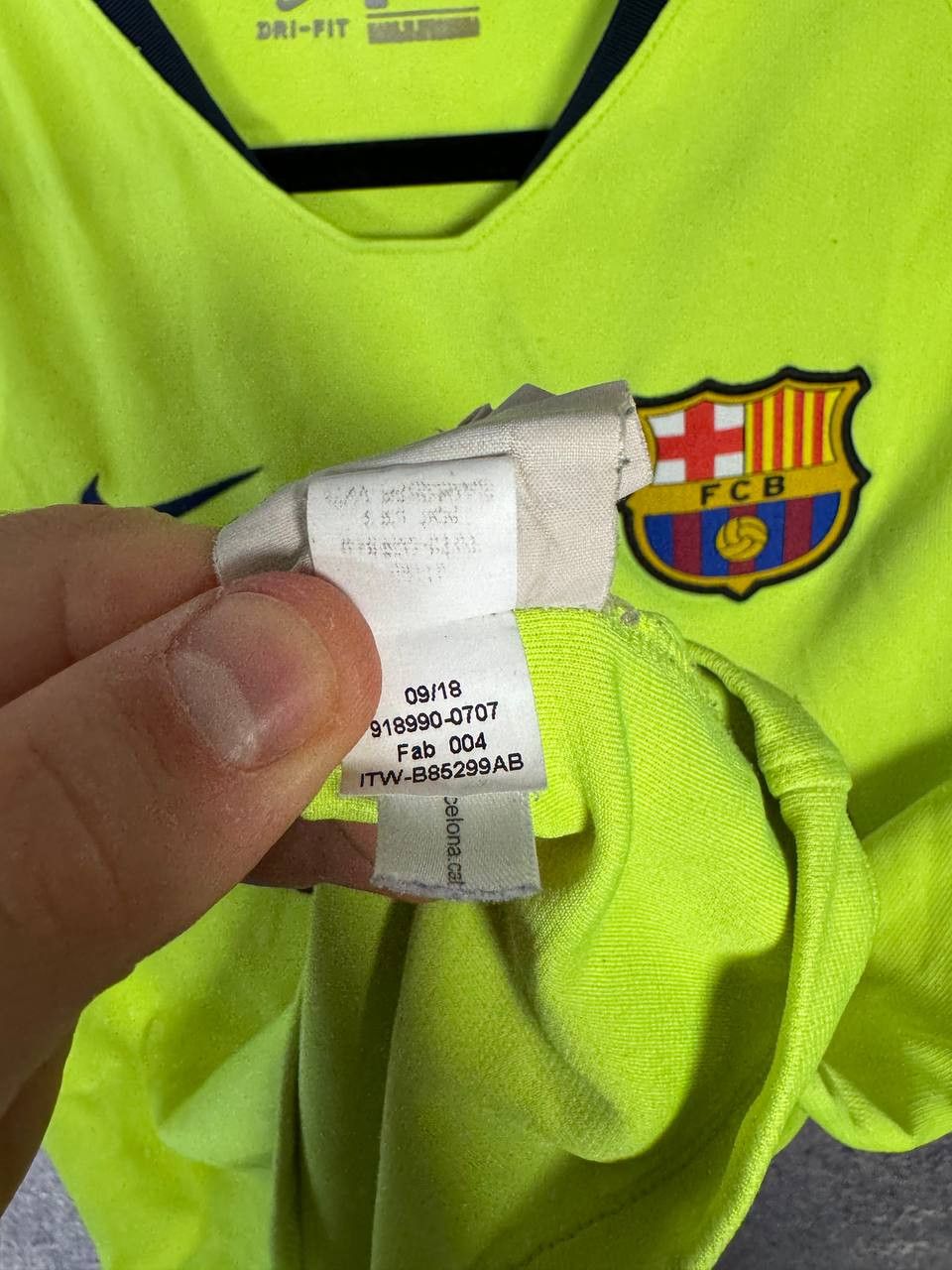 Nike Vintage FC Barcelona 2018/19 Away Nike Soccer Jersey Size US S / EU 44-46 / 1 - 14 Thumbnail