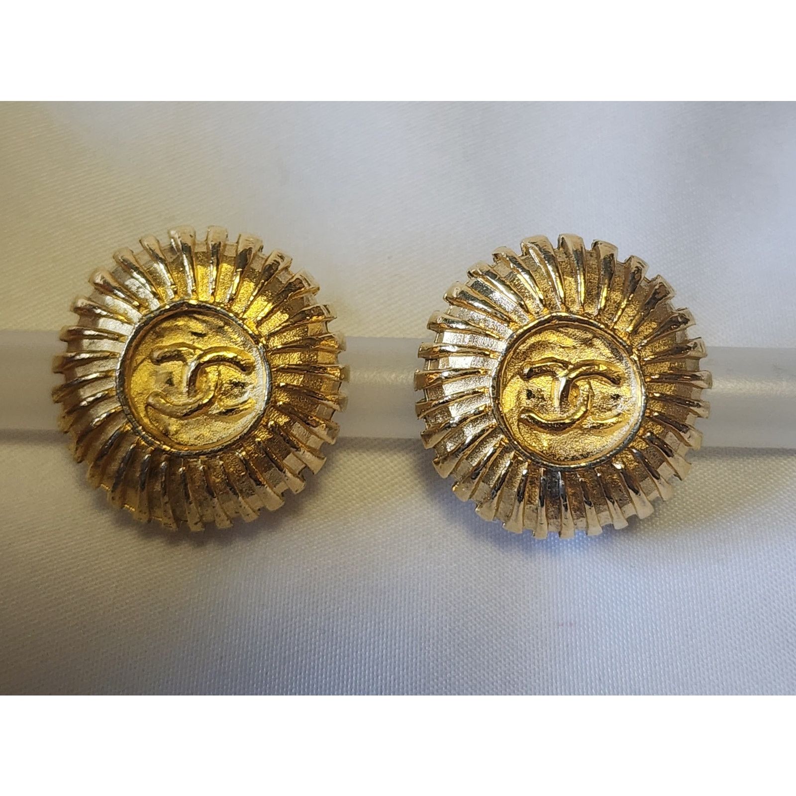Chanel Authentic Vintage CHANEL Clip On Gold Double CC Earrings Size ONE SIZE - 4 Thumbnail