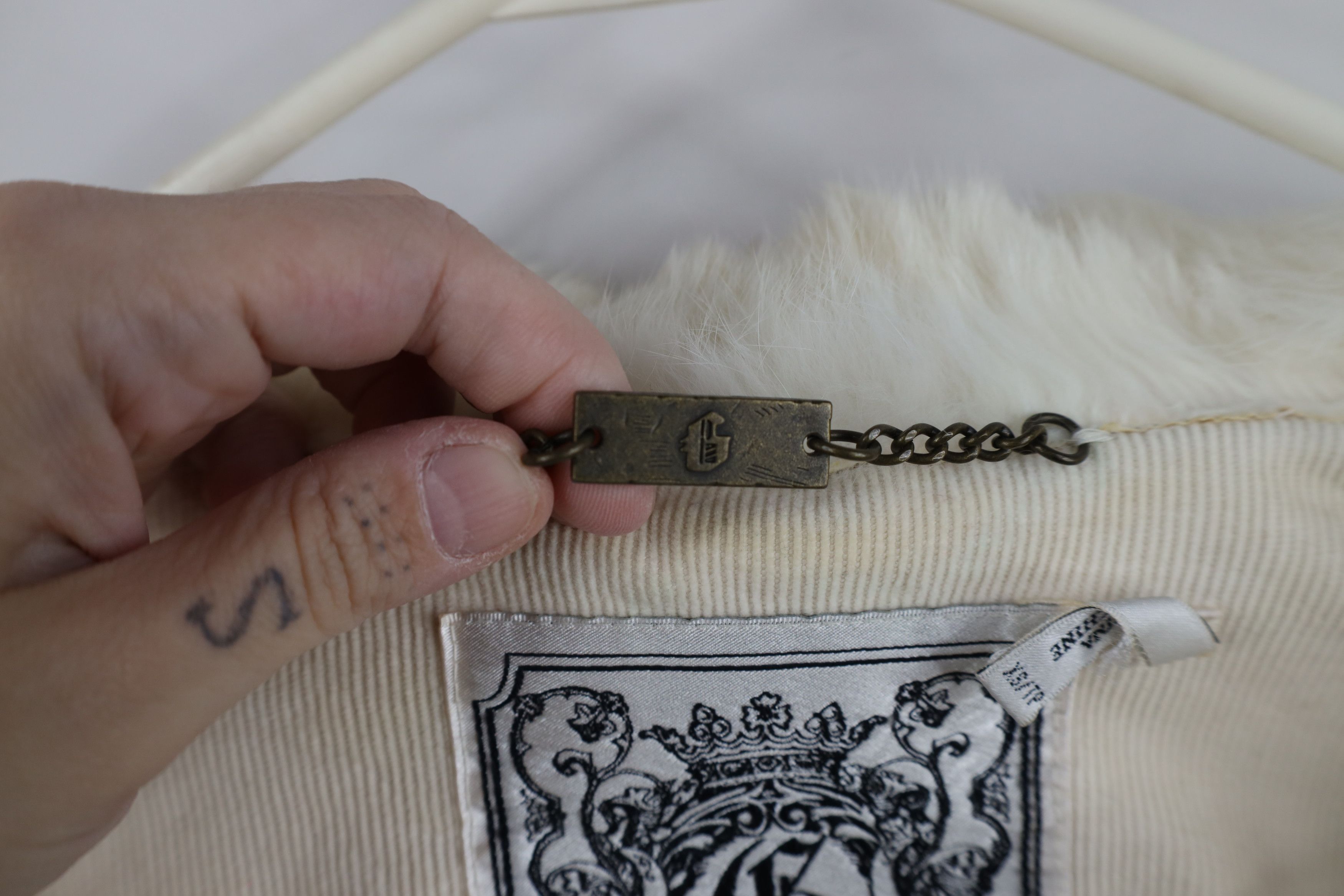Guess Vintage 90s Y2K Guess Rabbit Corduroy Trucker Jacket Cream Size XS / US 0-2 / IT 36-38 - 10 Thumbnail