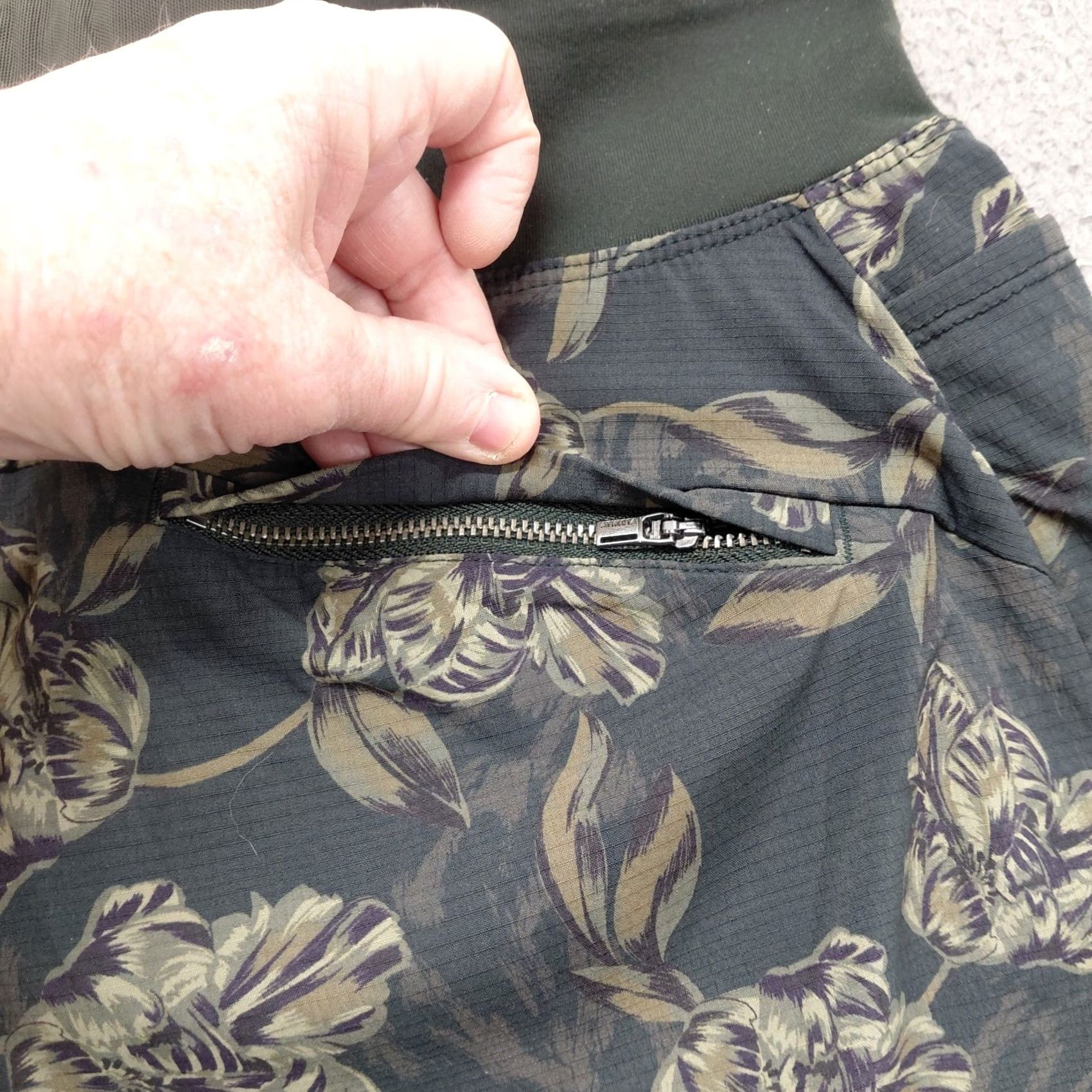 Athleta Athleta Trekkie North Printed Shorts Women's Size 4 Olive Army Green Floral Pattern Pockets Stretch Breathable Athletic Shorts Womens Size 27" / US 4 / IT 40 - 4 Thumbnail