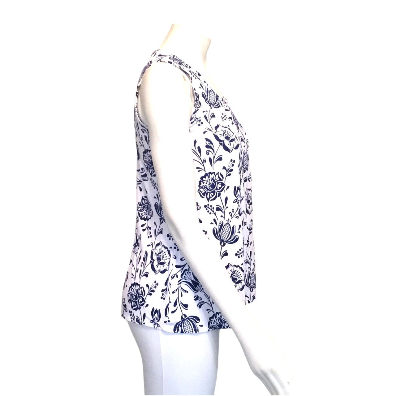 Croft & Barrow Croft & Barrow Sleeveless Top Flare White Blue Floral XS NWT Size XS / US 0-2 / IT 36-38 - 4 Thumbnail