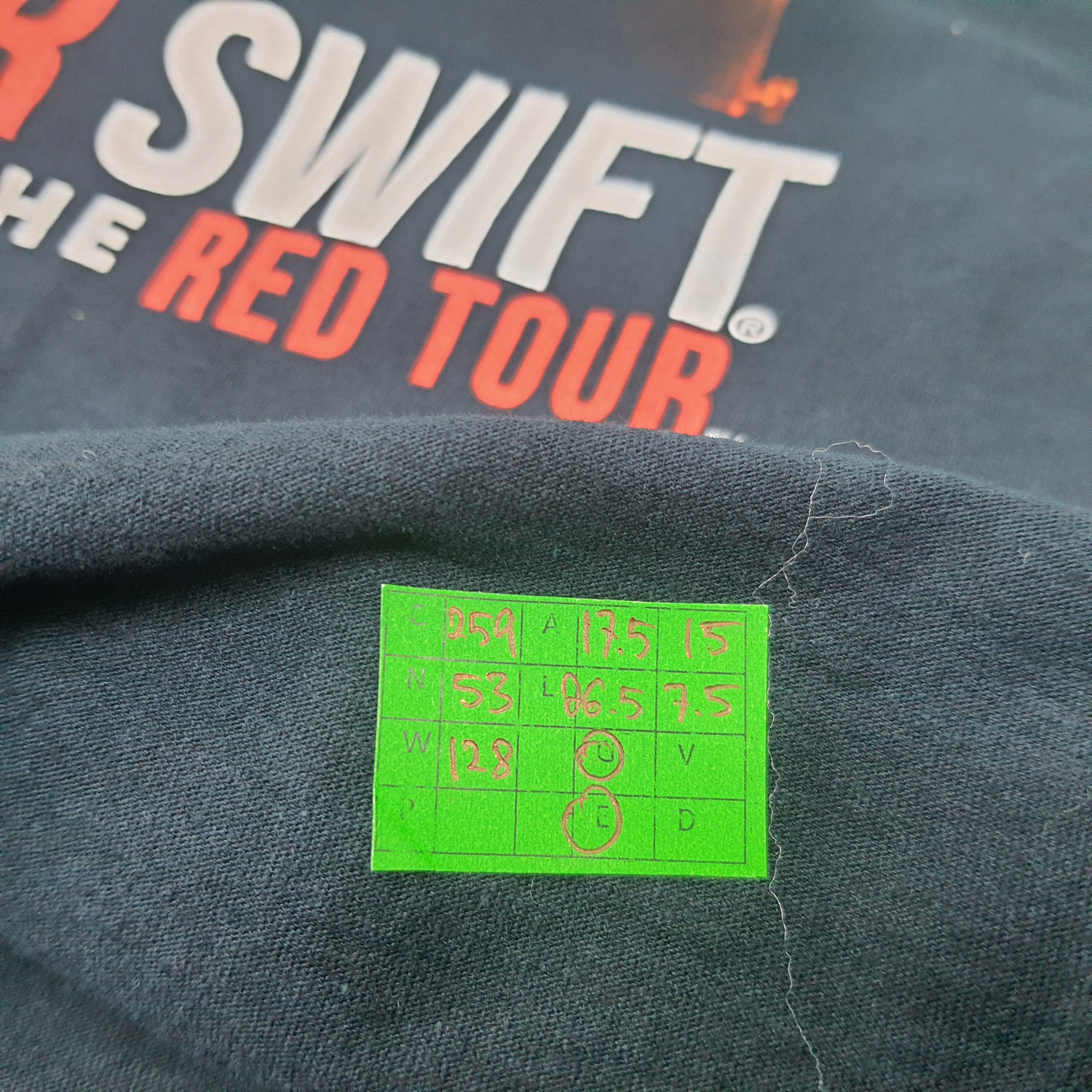Band Tees Vintage Taylor Swift The Red Tour Tshirt C259N53 Size US XS / EU 42 / 0 - 8 Thumbnail