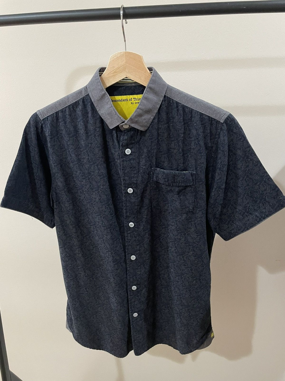 Descendant of Thieves Short sleeve button-up Size US S / EU 44-46 / 1 - 1 Thumbnail