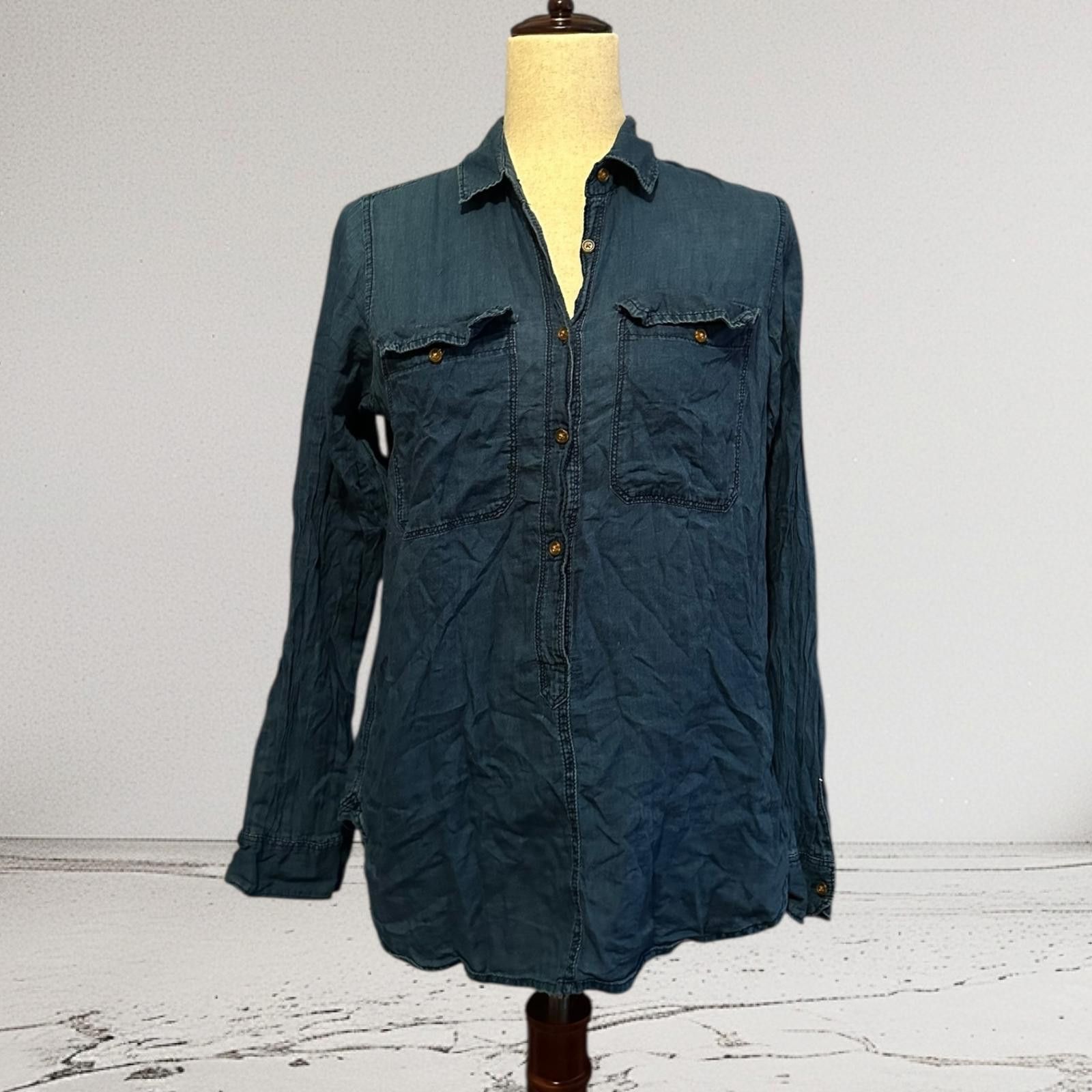J.Crew J.Crew Women’s Denim Shirt Size 6 Classic Button‑Down Size M / US 6-8 / IT 42-44 - 2 Thumbnail