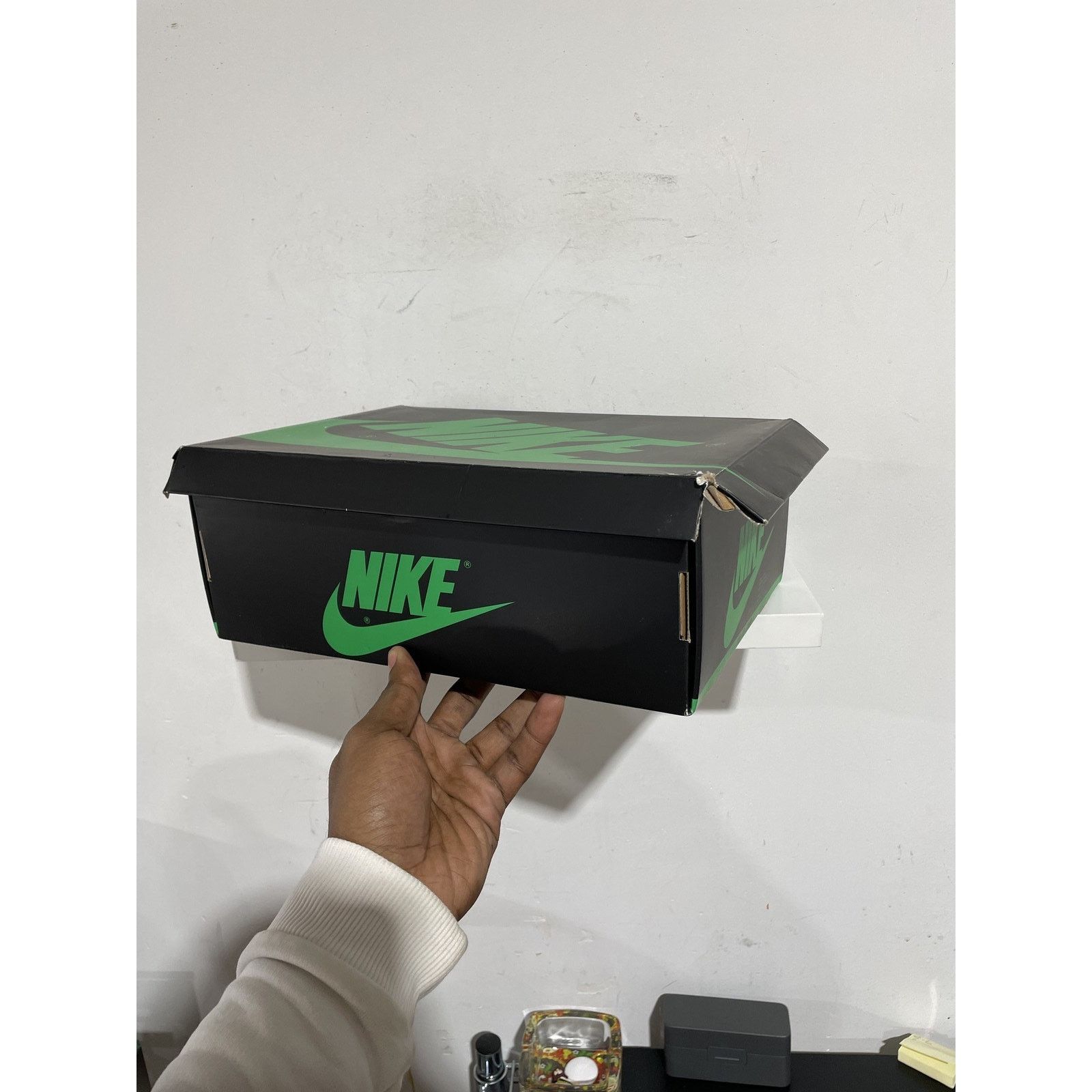 Jordan Brand JORDAN 1 RETRO HIGH LUCKY GREEN SIZE 6Y PREOWNED Size US 6 / EU 39 - 11 Thumbnail
