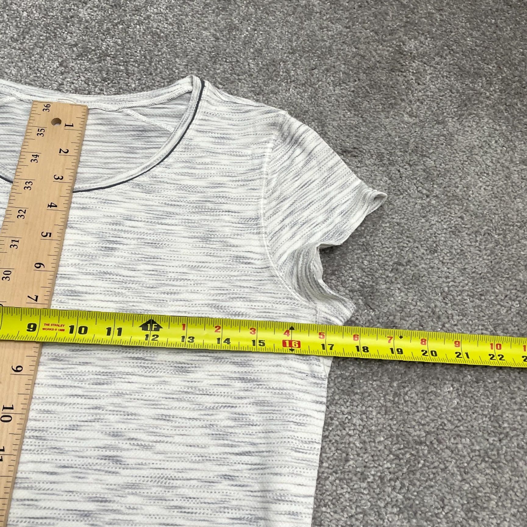 Lululemon Lululemon T-Shirt Womens 6 Gray Short Sleeve Round Neck Active Tee Shirt Casual Activewear Size M / US 6-8 / IT 42-44 - 7 Thumbnail