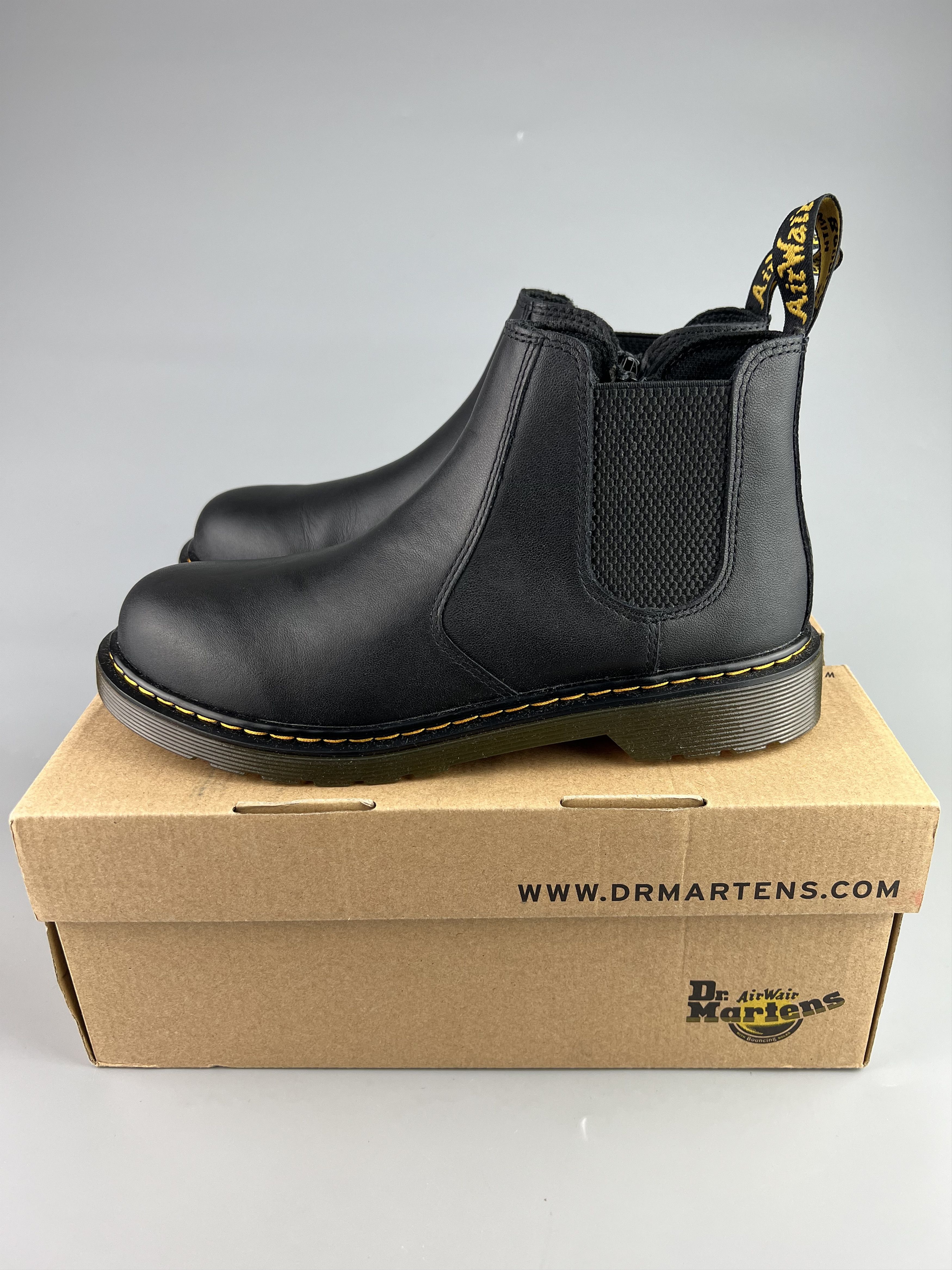 Dr. Martens Dr.Martens 2976 Women's Black Chelsea Boots US7 UK5 EU38 Size US 7 / IT 37 - 2 Thumbnail