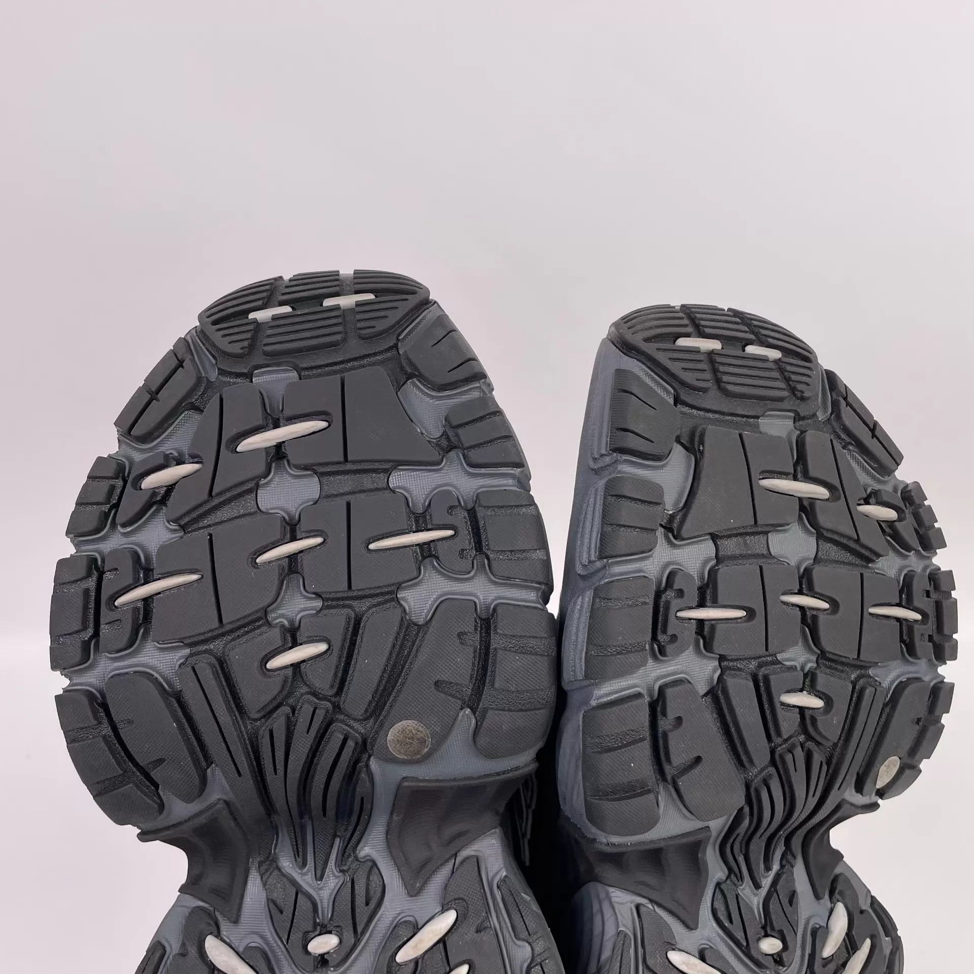 Balenciaga Balenciaga Men's Gray 41 Sneakers S Full Set Ticket Size US 8 / EU 41 - 6 Thumbnail
