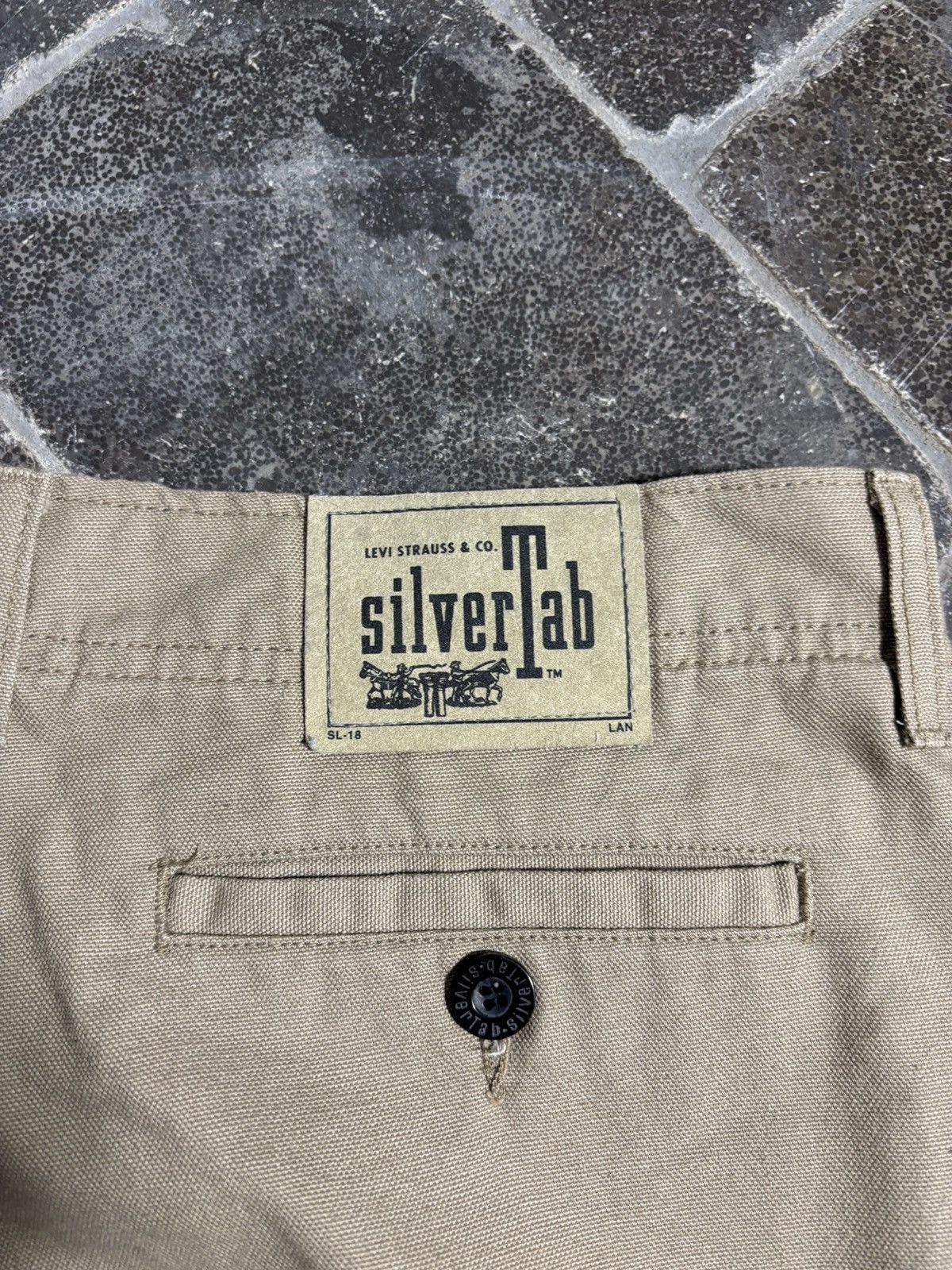 Levi's 1990s Vintage Levi’s Silver Tab Cargo Pants Baggy Tan Canada Size US 36 / EU 52 - 13 Thumbnail