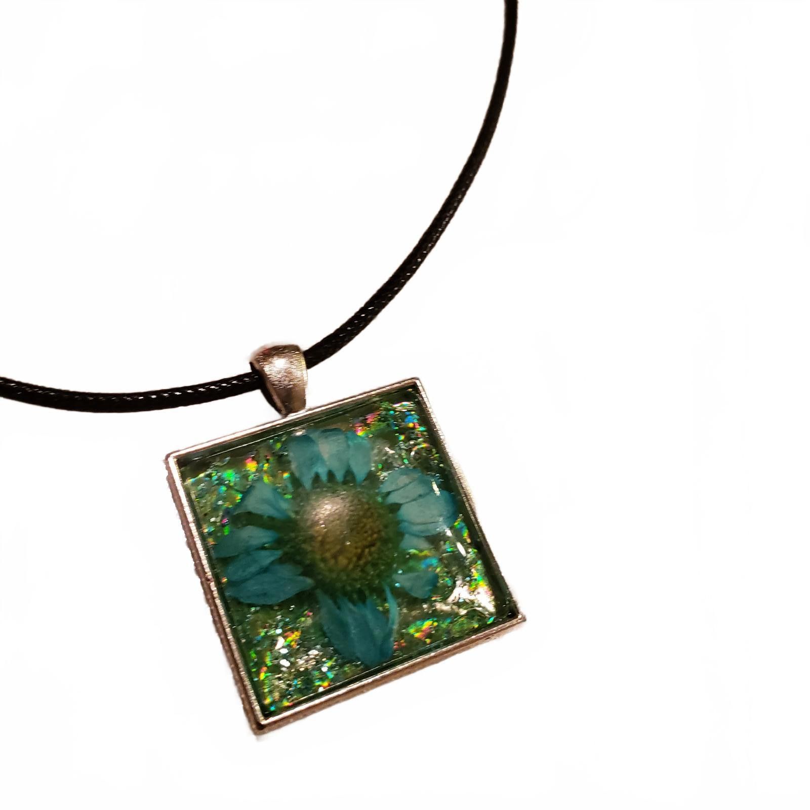 Designer Stunning Floral Resin Pendant Necklace Size ONE SIZE - 6 Thumbnail