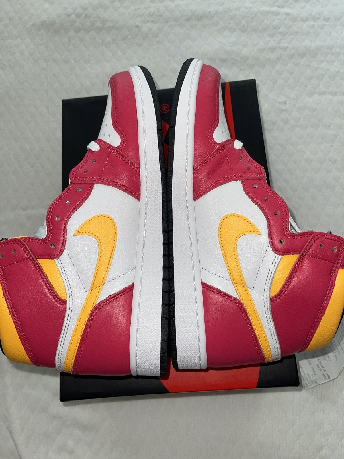 Jordan Brand Air Jordan 1 Retro High OG Light Fusion Red 10.5 DS Size US 10.5 / EU 43-44 - 3 Thumbnail