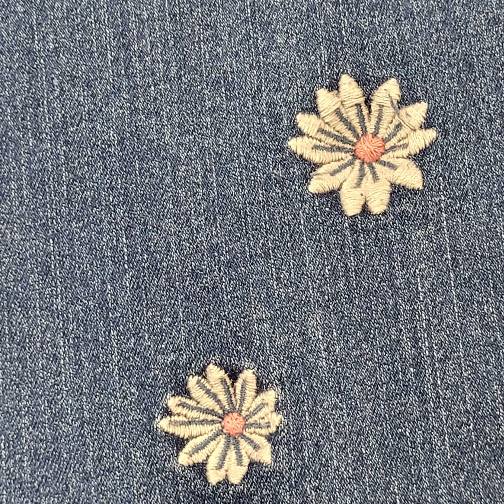 Vintage Alfred Dunner Capri Womens 8 Blue Denim Crop Embroidery Daisy Elastic Waist Capris Floral Bohemian Straight Leg Womens Size ONE SIZE - 5 Thumbnail