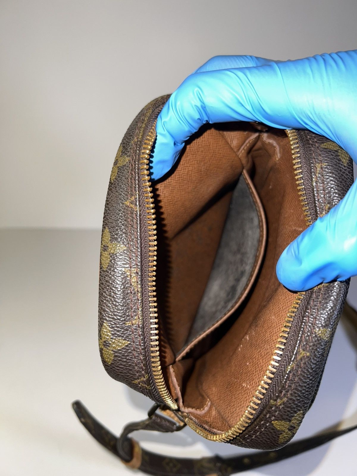 Louis Vuitton Louis Vuitton Amazone Monogram Canvas crossbody bag. Adjust Size ONE SIZE - 18 Thumbnail