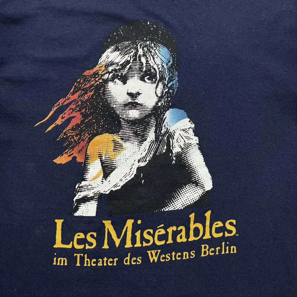 Vintage Vintage Les Miserables im Theater des Westens Berlin Tee Art Size US XL / EU 56 / 4 - 7 Thumbnail