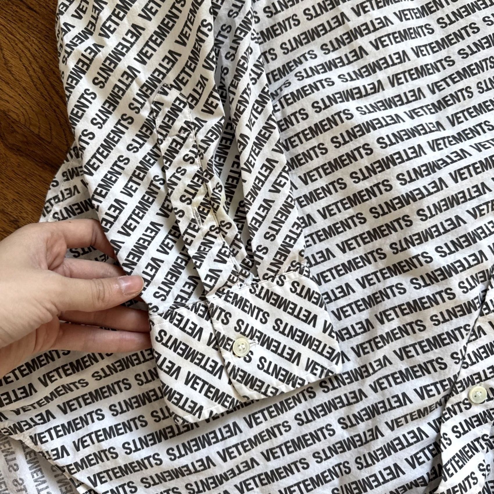 Vetements VETEMENTS Oversized Button-down Long Sleeve Printed Shirt DEFECT!! Size S C11 Shirt Men White Size US S / EU 44-46 / 1 - 6 Thumbnail