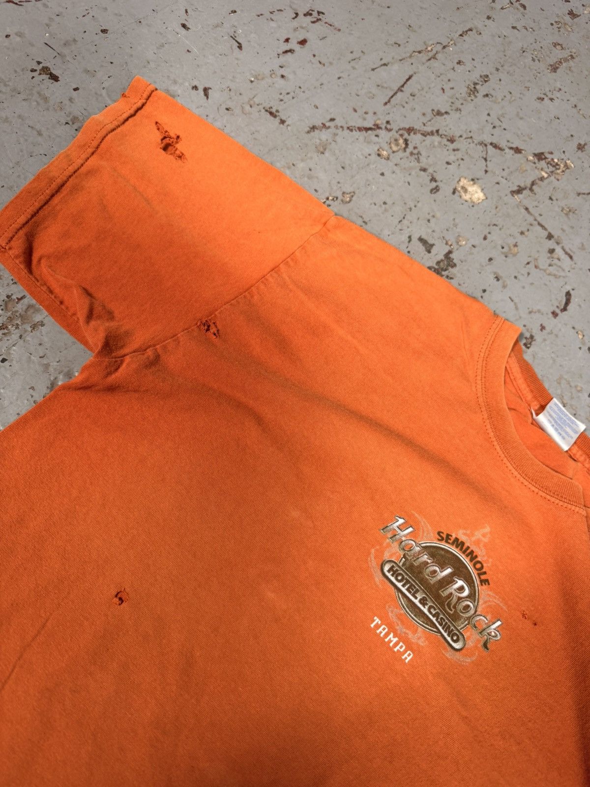 Vintage Vintage Thrashed Hard Rock Cafe Tampa Tee Size US L / EU 52-54 / 3 - 7 Thumbnail
