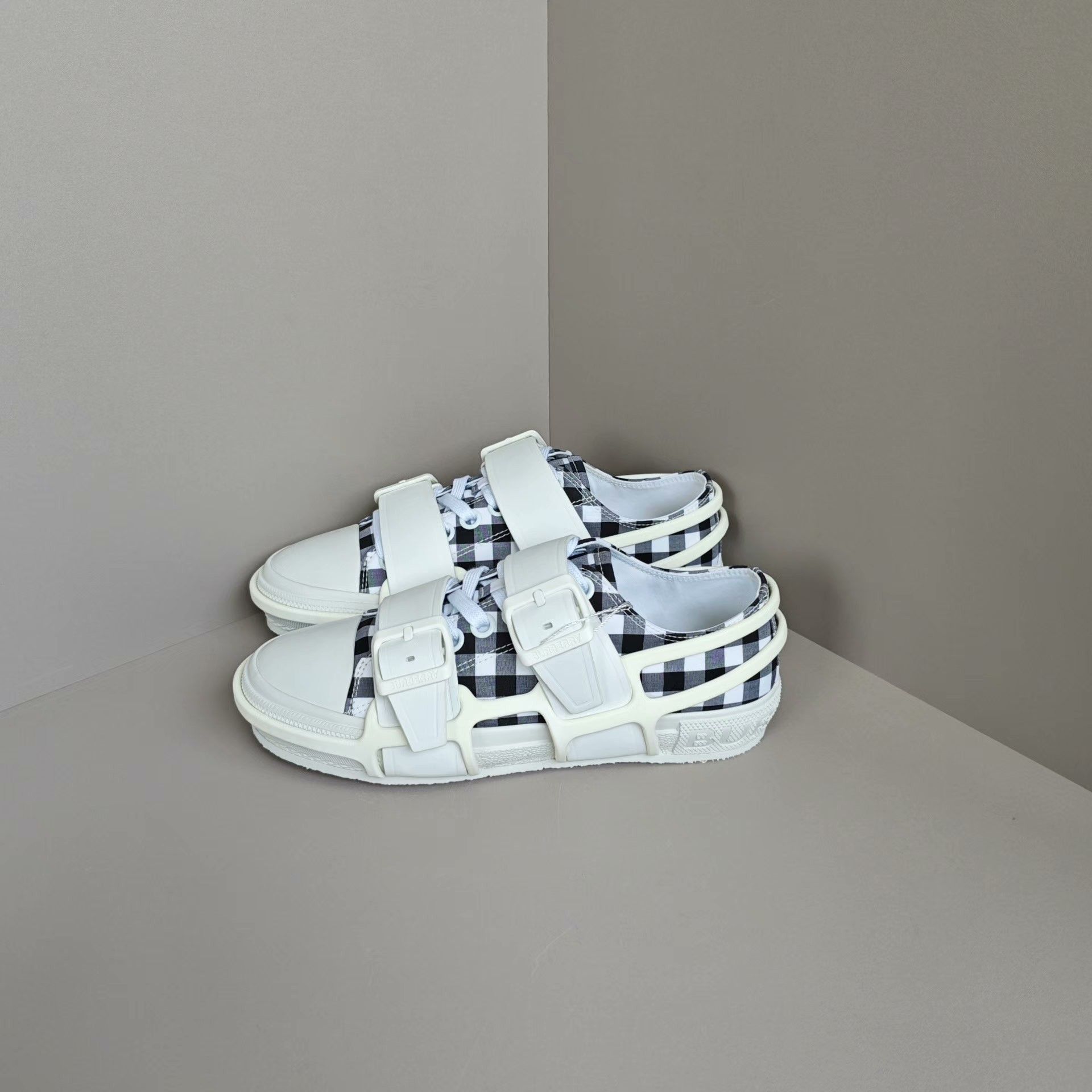 Burberry Burberry Plaid Lowtop Sneakers us_7 Women Size US 7 / IT 37 - 1 Thumbnail