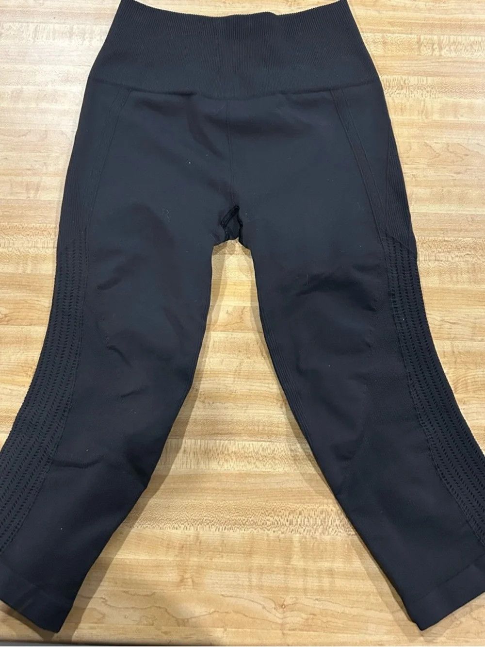 Lululemon Lululemon Black Cropped Leggings with Textured Side Panels Size 24" / US 00 / IT 34 - 2 Thumbnail