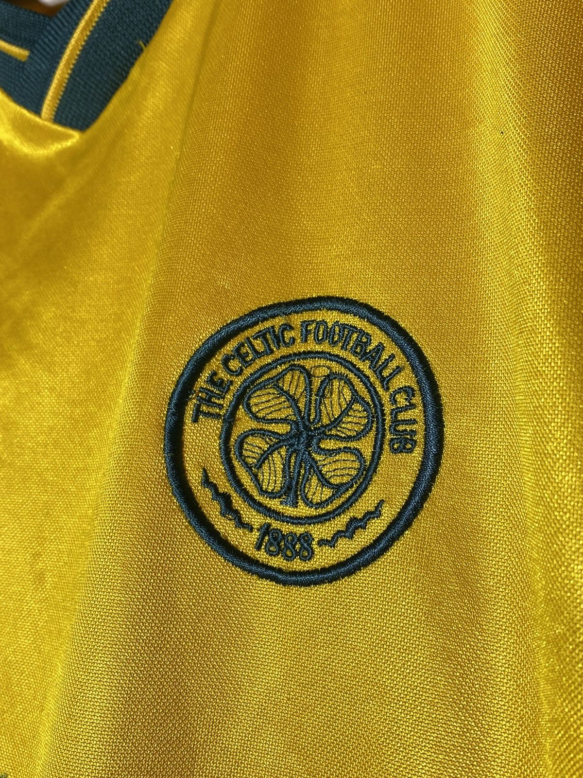 Umbro × Vintage Vintage Umbro Celtic Blokecore Football Shirt Size US M / EU 48-50 / 2 - 11 Thumbnail