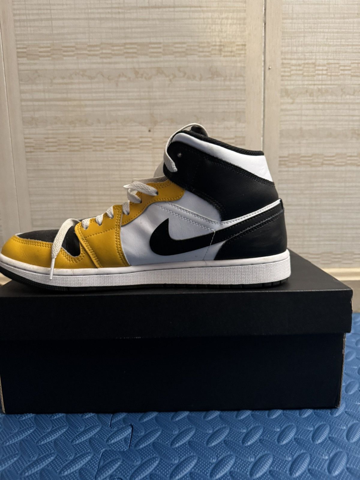 Jordan Brand Air Jordan 1 Mid Size US 10.5 / EU 43-44 - 5 Thumbnail