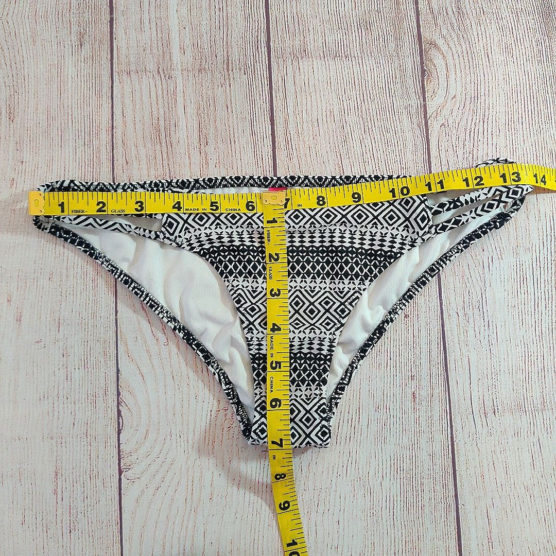 Victoria's Secret Pair of The Strappy Cheeky bikini bottoms sz S Size ONE SIZE - 11 Thumbnail