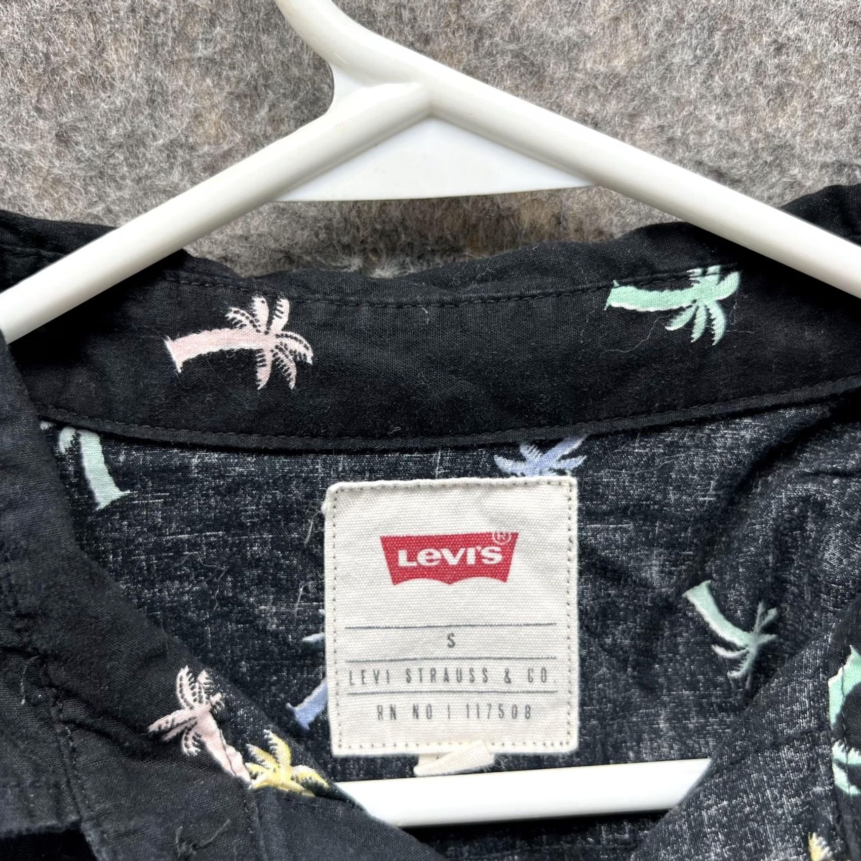 Levi's Levi's Shirt Men Small Adult Black Casual Button Down All over Palms Size US S / EU 44-46 / 1 - 5 Thumbnail