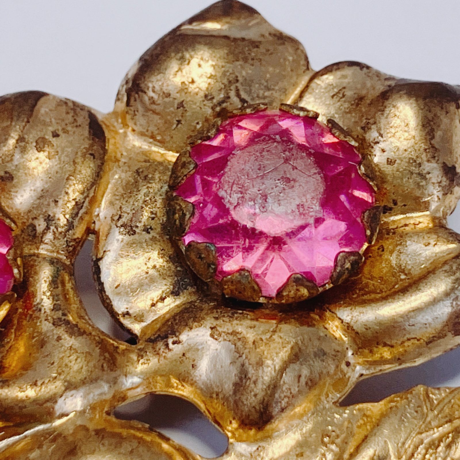 Vintage Big Vintage 1940s Gold Tone Pink Rhinestone Floral Brooch Size ONE SIZE - 4 Thumbnail