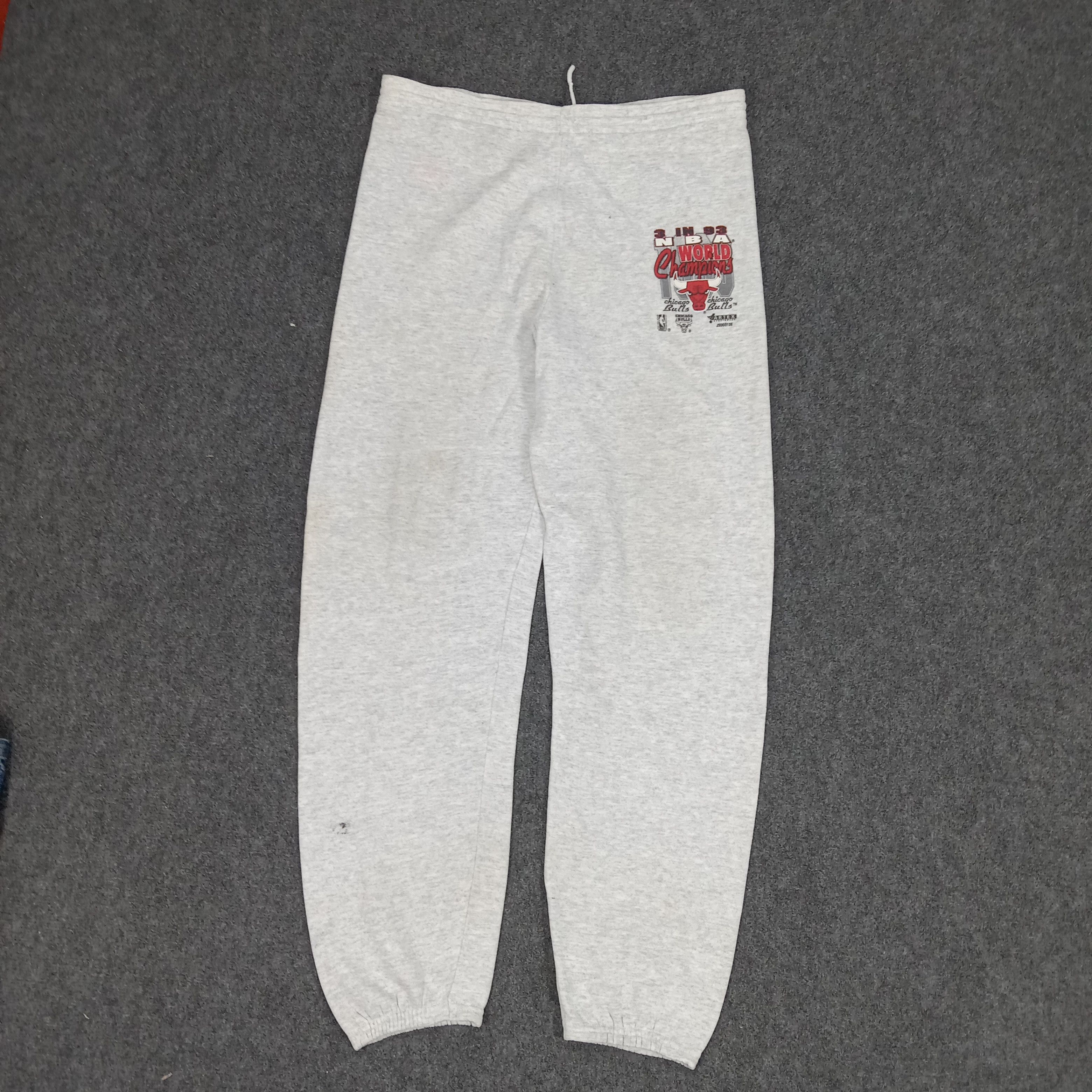 NBA × Vintage Chicago Bulls NBA World Champions Basketball Pants Size US 35 - 1 Thumbnail