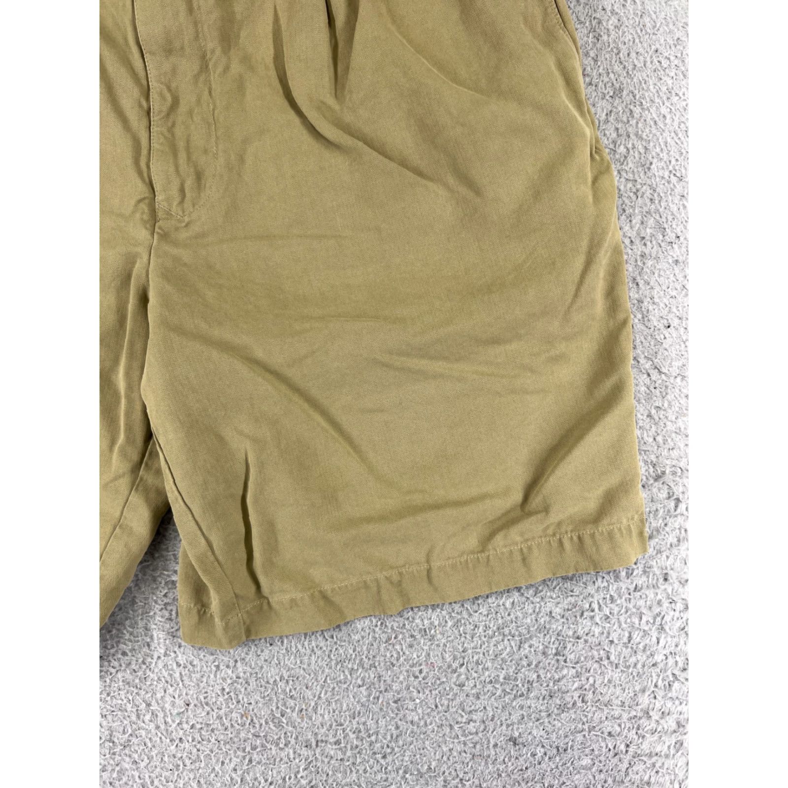 Tommy Bahama Tommy Bahama Shorts Mens 34 Beige Silk Pleated Bermuda Casual Beach Resort 100% Silk Easy Care Pockets Quick Dry Logo Vintage No Mens Size US 34 / EU 50 - 2 Thumbnail