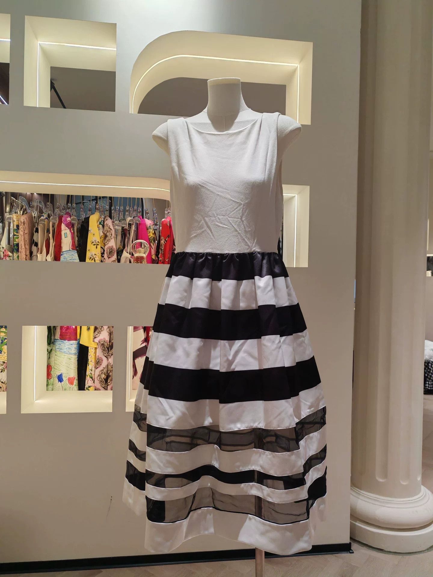 Alice + Olivia Alice + Olivia Black White Stripe Sleeveless Dress Size M / US 6-8 / IT 42-44 - 1 Thumbnail