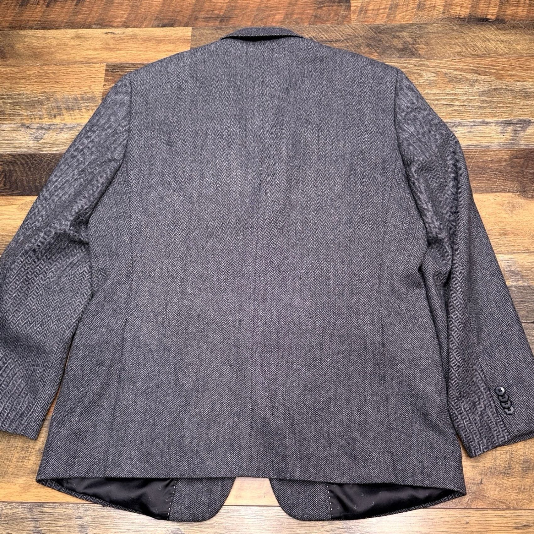 Tommy Hilfiger Tommy Hilfiger Blazer Sport Coat Gray Wool Tweed Herringbone 42 Regular Notch Lapel Double-Vented Chest 44 Button 2-Button Classic Mens Dress Coat Size 42R - 2 Thumbnail
