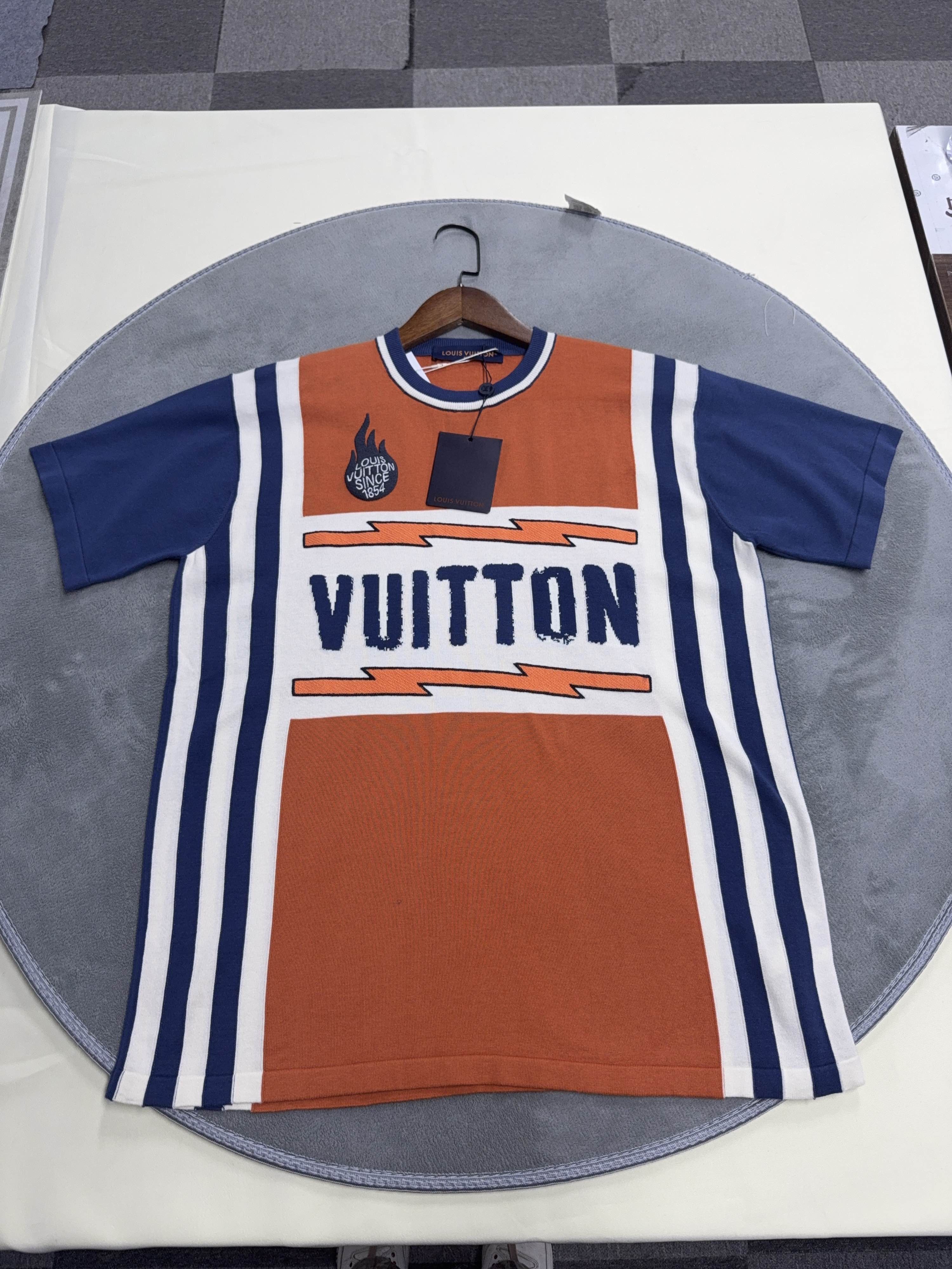 Louis Vuitton Louis Vuitton Logo Graphic Short Sleeve T-Shirt Size M Size US M / EU 48-50 / 2 - 1 Thumbnail
