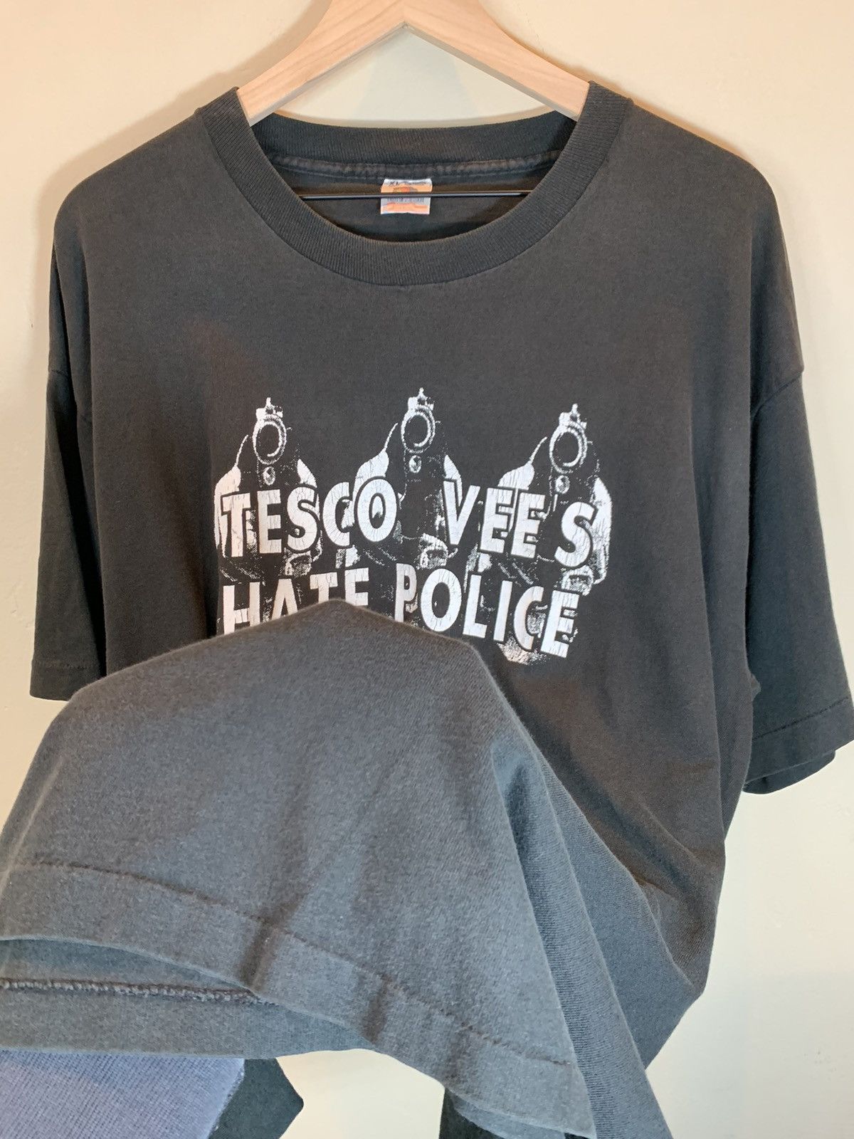 Band Tees × Vintage *RARE* Vintage Tesco Vee’s Hate Police Single Stitch T-Shirt Size US XL / EU 56 / 4 - 4 Thumbnail