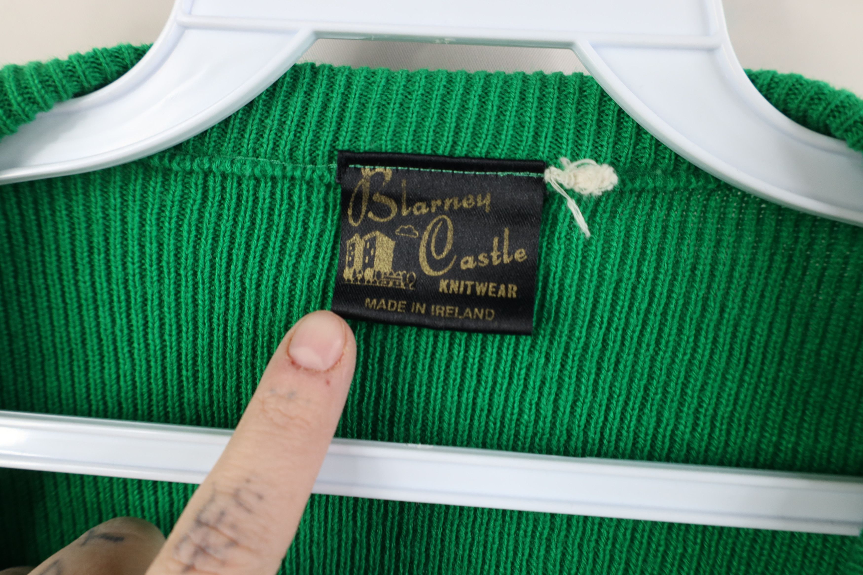 Vintage Vintage 90s Ireland Ribbed Knit V-Neck Sweater Kelly Green Size US XXL / EU 58 / 5 - 9 Thumbnail