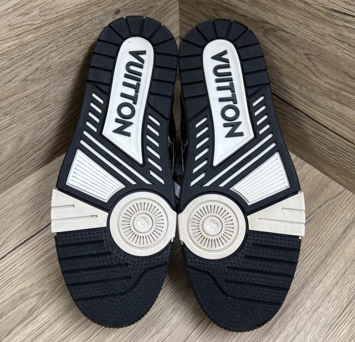 Louis Vuitton Louis Vuitton Trainer Flock All-over Print Sneakers J41 Size US 8 / EU 41 - 5 Thumbnail