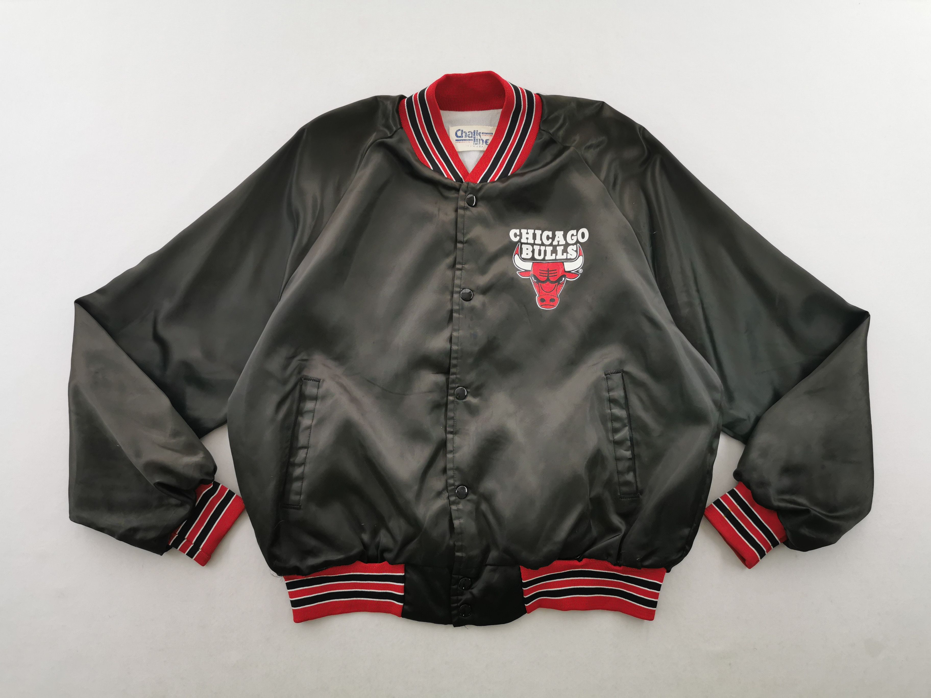 Vintage Vintage Chicago Bulls NBA Varsity Nylon Jacket Size L Size US L / EU 52-54 / 3 - 1 Thumbnail